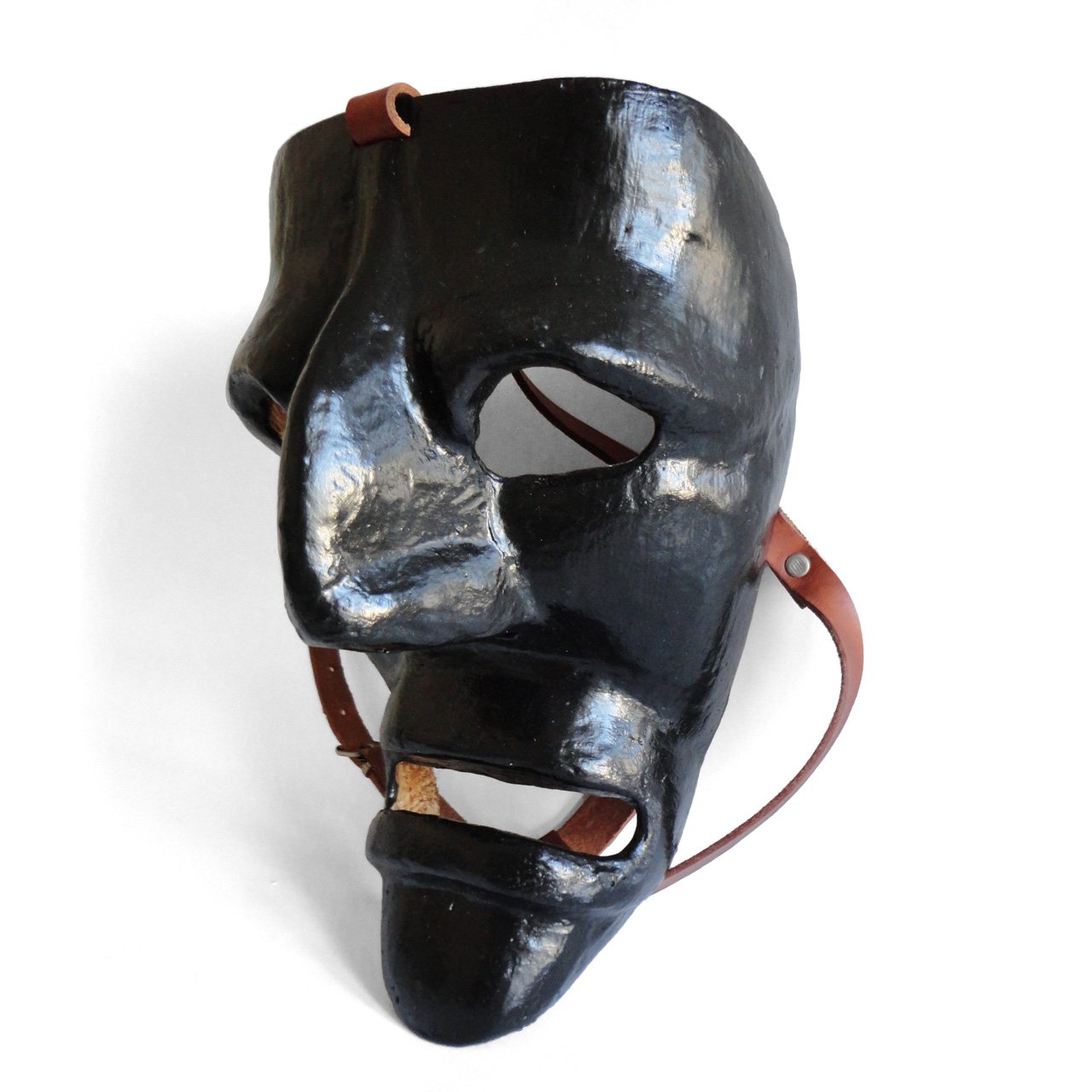 Satodà - Masque « Mamuthones » typique du carnaval de Mamoiada, dans la province de Nuoro, en Sardaigne. Il est fabriqué artisanalement en résine avec des boucles en cuir à partir de moules en bois.