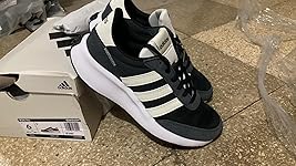 Review Image by No me gustaron, la punta queda ancha. No arma el pie. No me gustaron, la punta queda ancha. No arma el pie.