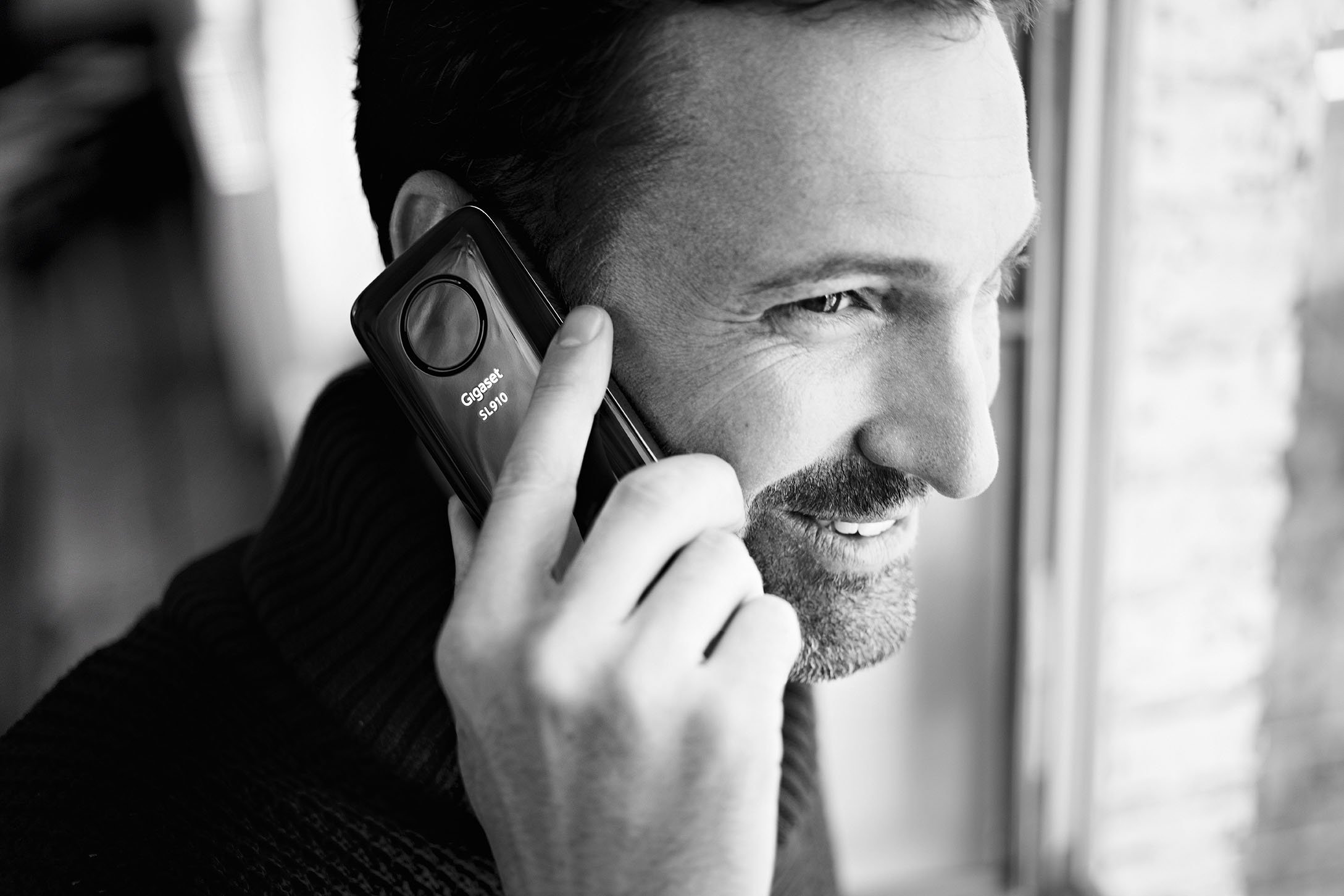 Gigaset SL910 - Schnurloses Design-Telefon - großes 3,2" Touchscreen - Full-Touch Benutzeroberfläche - edles Echtmetall-Rahmen - individuelle Menükonfiguration, pianoschwarz