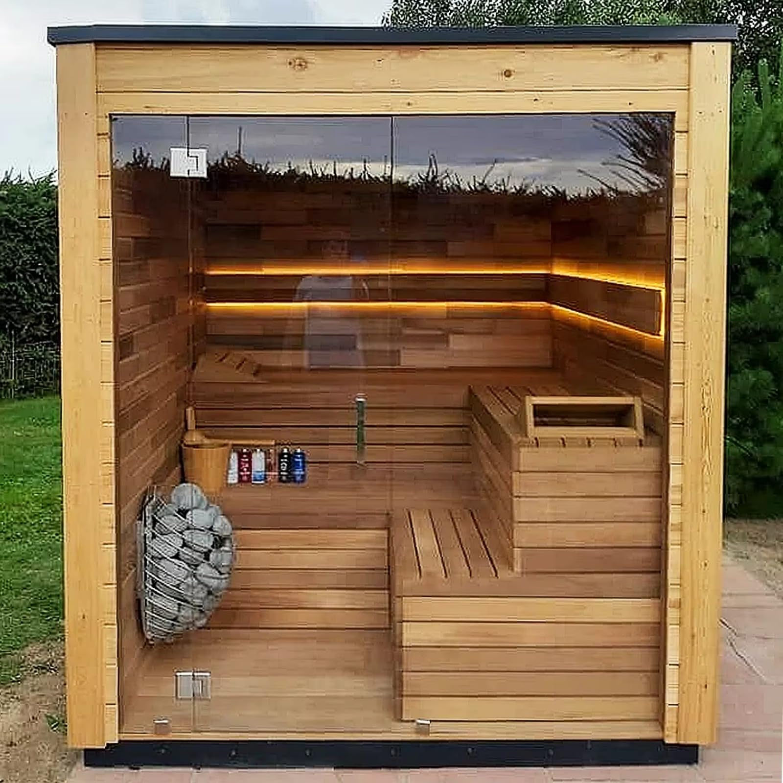 Tradycyjna sucha sauna cedrowa na zewnątrz