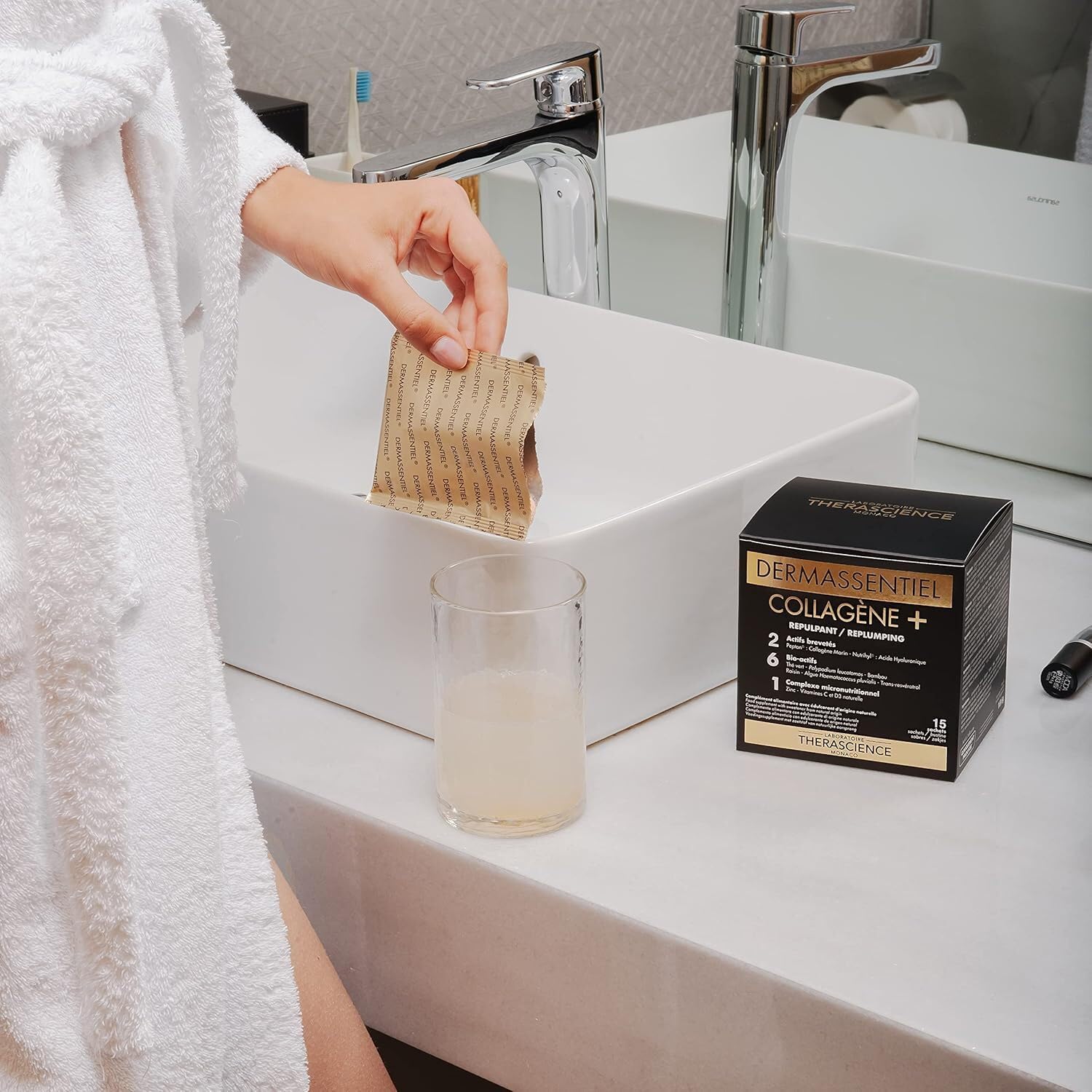 DERMASSENTIEL COLLAGÈNE+ | Repulpe & Raffermit | 10g de Collagène marin hydrolysé Peptan® | Acide hyaluronique Nutrihyl®| 6 Bio-actifs | Zinc + Vitamine C | 15 sachets | Laboratoire THERASCIENCE