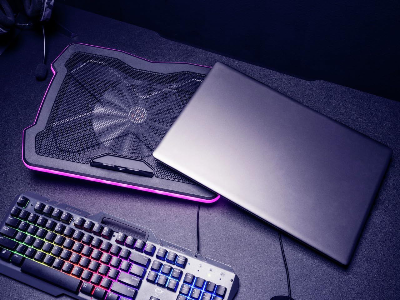 Trust Gaming GXT 1126 Aura Wielokolorowy podświetlany stojak chłodzący do laptopów o przekątnej do 43.9 cm, chłodziarka do laptopa z regulowaną prędkością, tryb ciszy, zasilanie USB do gier, czarny