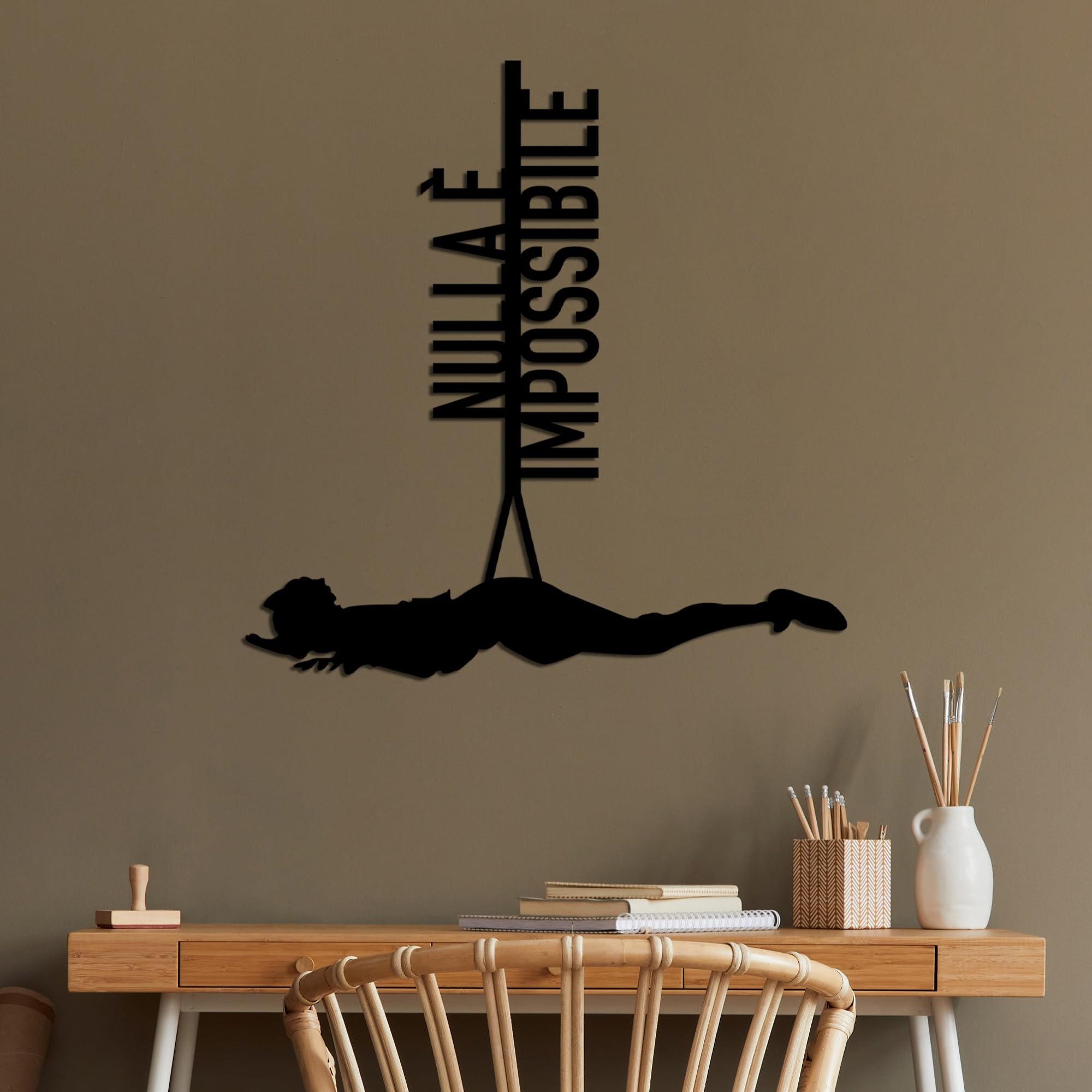 Décoration d'intérieur moderne avec cet accessoire mural en métal noir