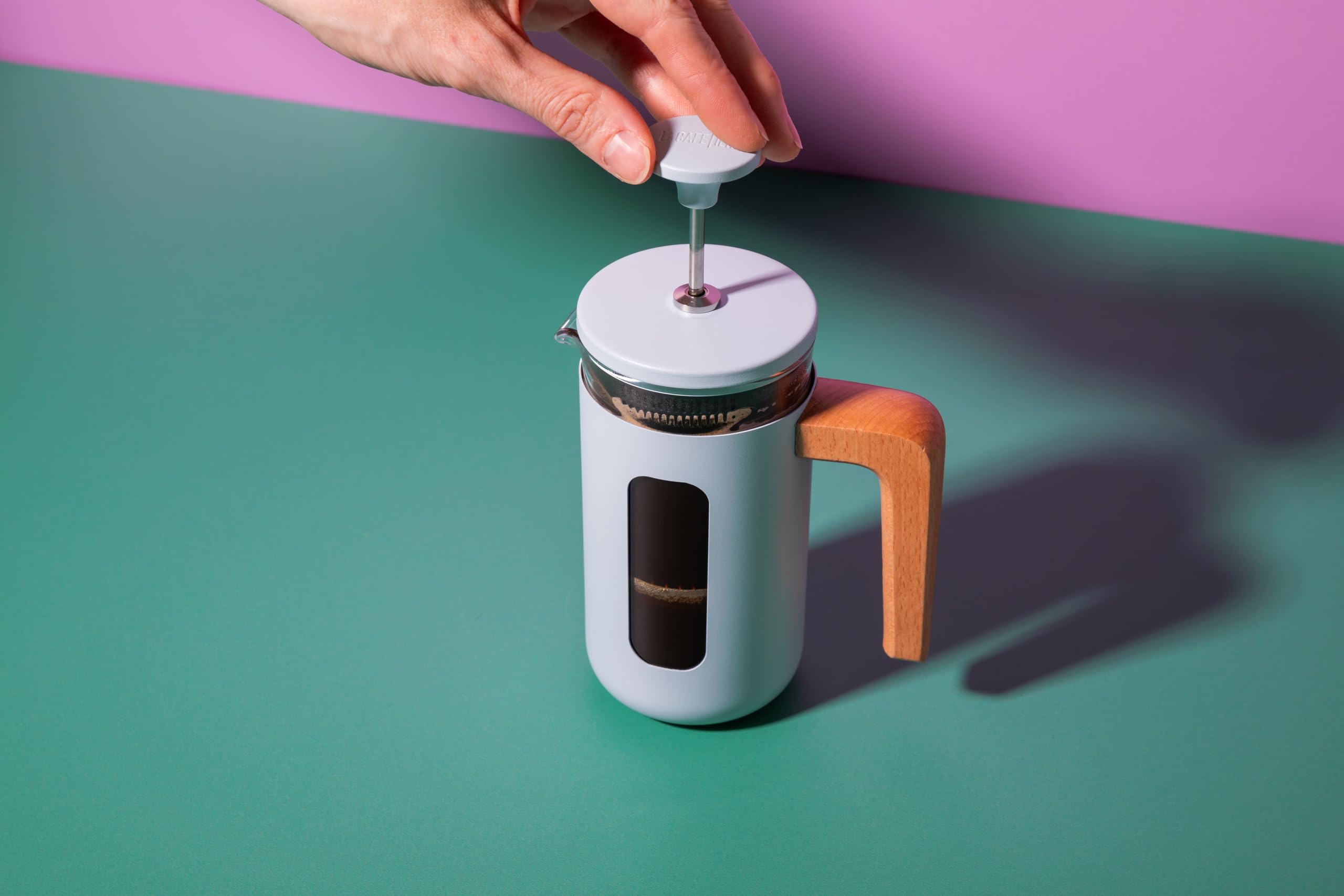 La cafetière pisa 3 cup cafetière in sky blue, wytrzymała rama i tłok ze stali nierdzewnej, żaroodporna praska francuska ze stylowym uchwytem z naturalnego drewna