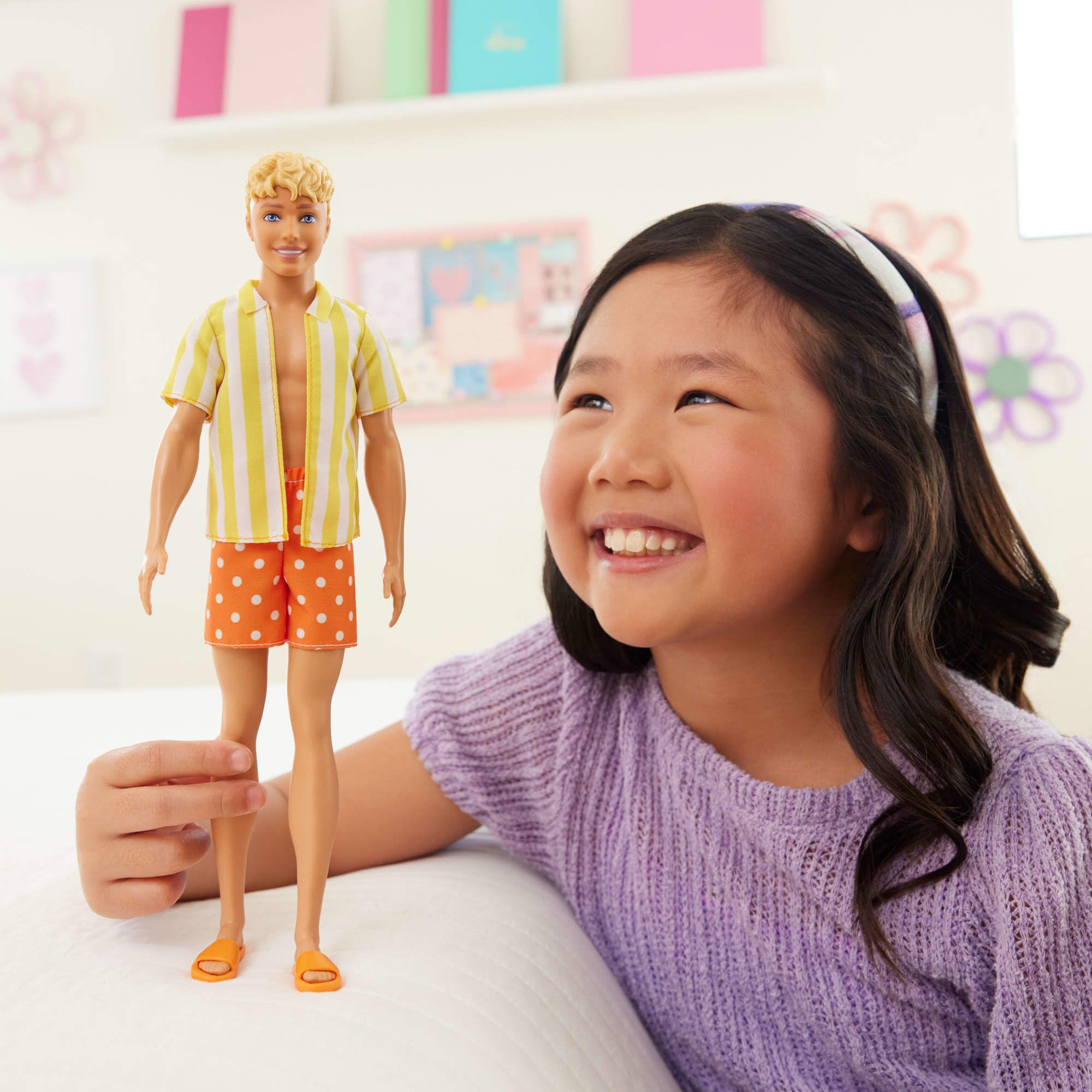 Barbie Ken Fashionistas Lalka modowa #252, blond włosy, pomarańczowe szorty w kropki, żółta koszulka w białe paski i pomarańczowe klapki, zabawka dla dzieci 3+, JJN66