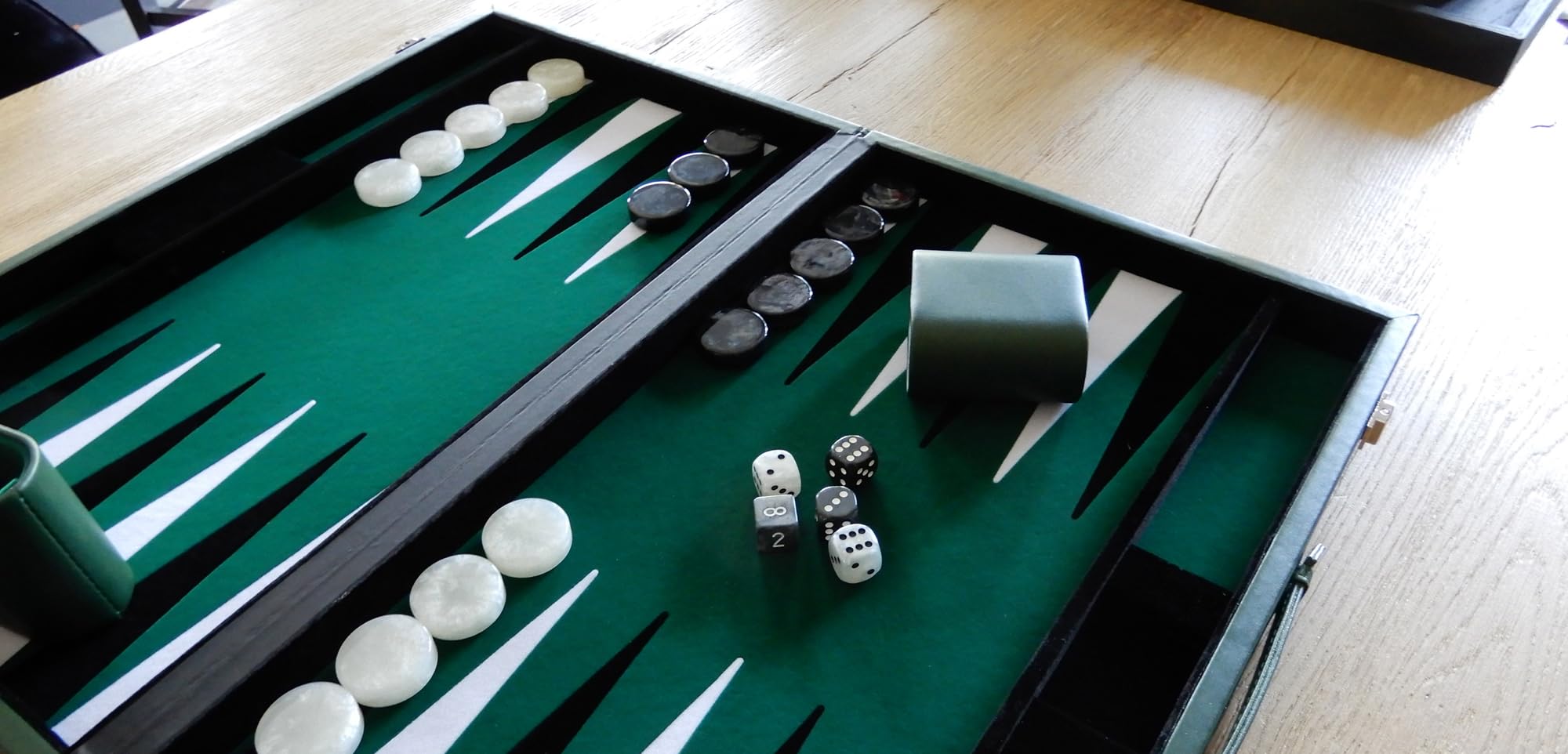 Engelhart - 250529 - Backgammon Deluxe de 15 Pulgadas - 38 cm - Juego de Backgammon de Fieltro con Incrustaciones - Piedras de Perlas y Dados - Verde/Negro/Blanco