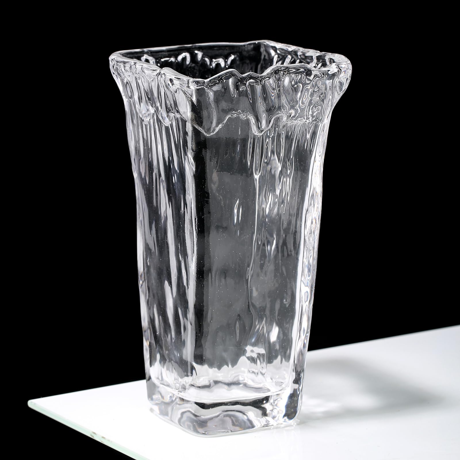 Vase à fleurs en verre soufflé pour valoriser les bouquets de fleurs