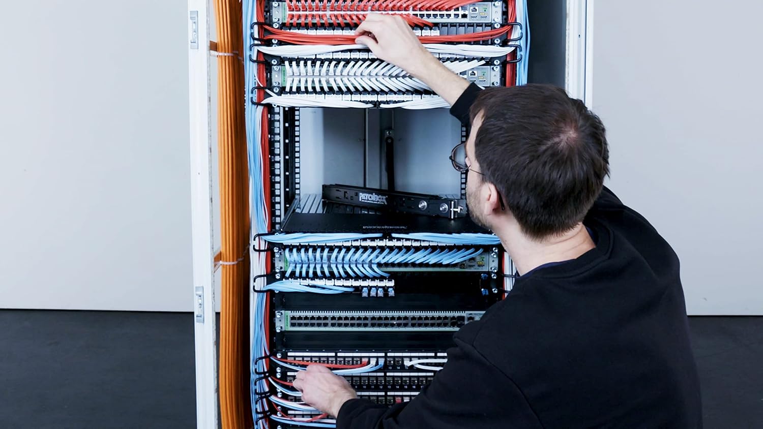 PATCHBOX® 365 Cat.6a - 24-Port Patch Panel with Retractable Cable Management System for 19” Racks, Includes Flat 10GB Network Cables for Easy Network and Server Rack Setup (UTP, Red, 0.8m / 8RU)