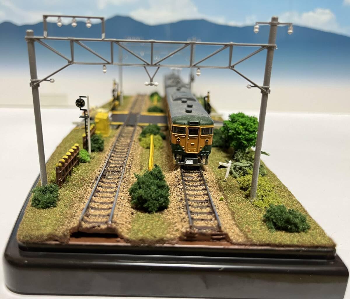 Nゲージ 鉄道ジオラマ ローカル線の駅 展示台 並木道 踏切 待合室 N Nゲージ 鉄道ジオラマ ローカル線の駅 展示台 並木道 踏切 待合室 N