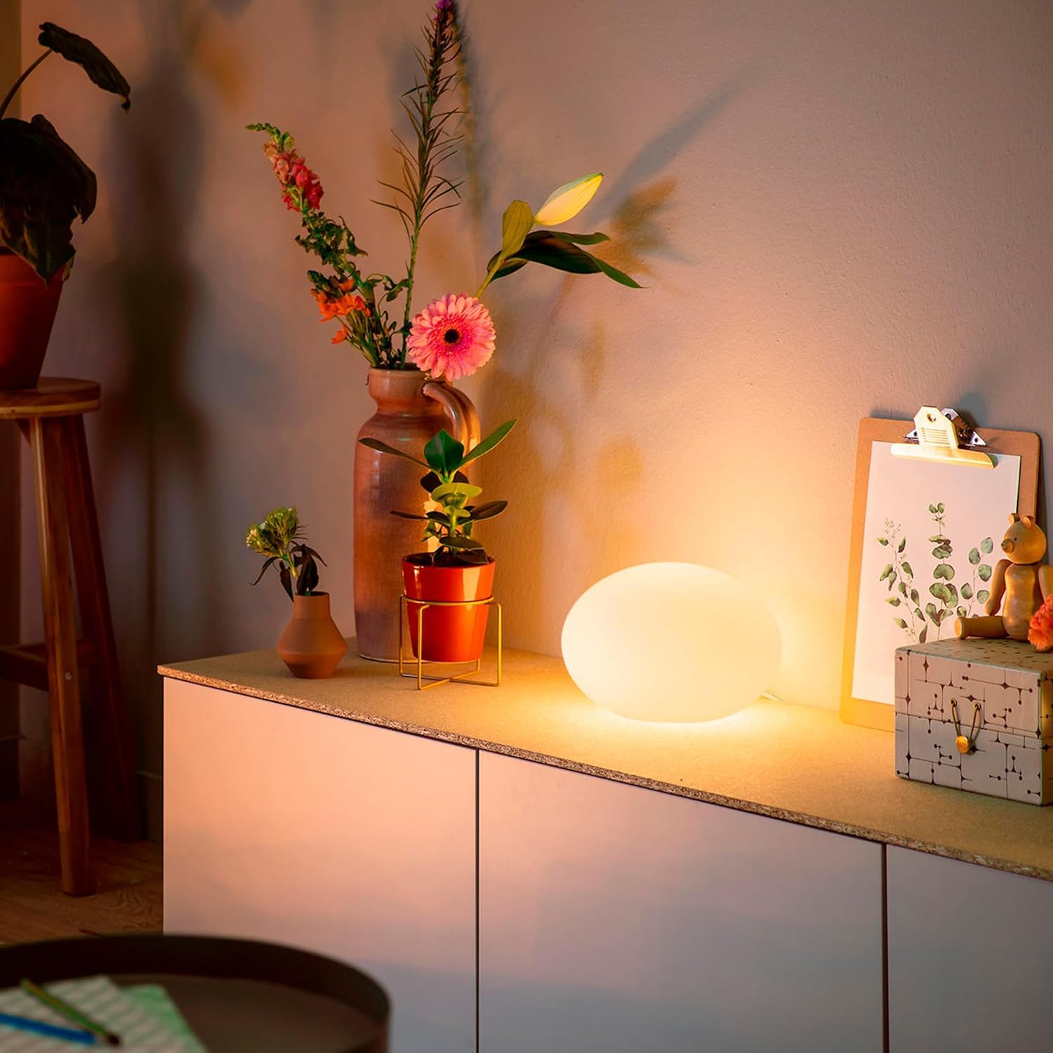 Philips Hue Flourish lampada da tavolo, Lampada da comodino 1.100 lm con lampadina A60 inclusa, Illuminazione camera da letto con luce bianca e colorata dimmerabile, Compatibile con Matter e Zigbee