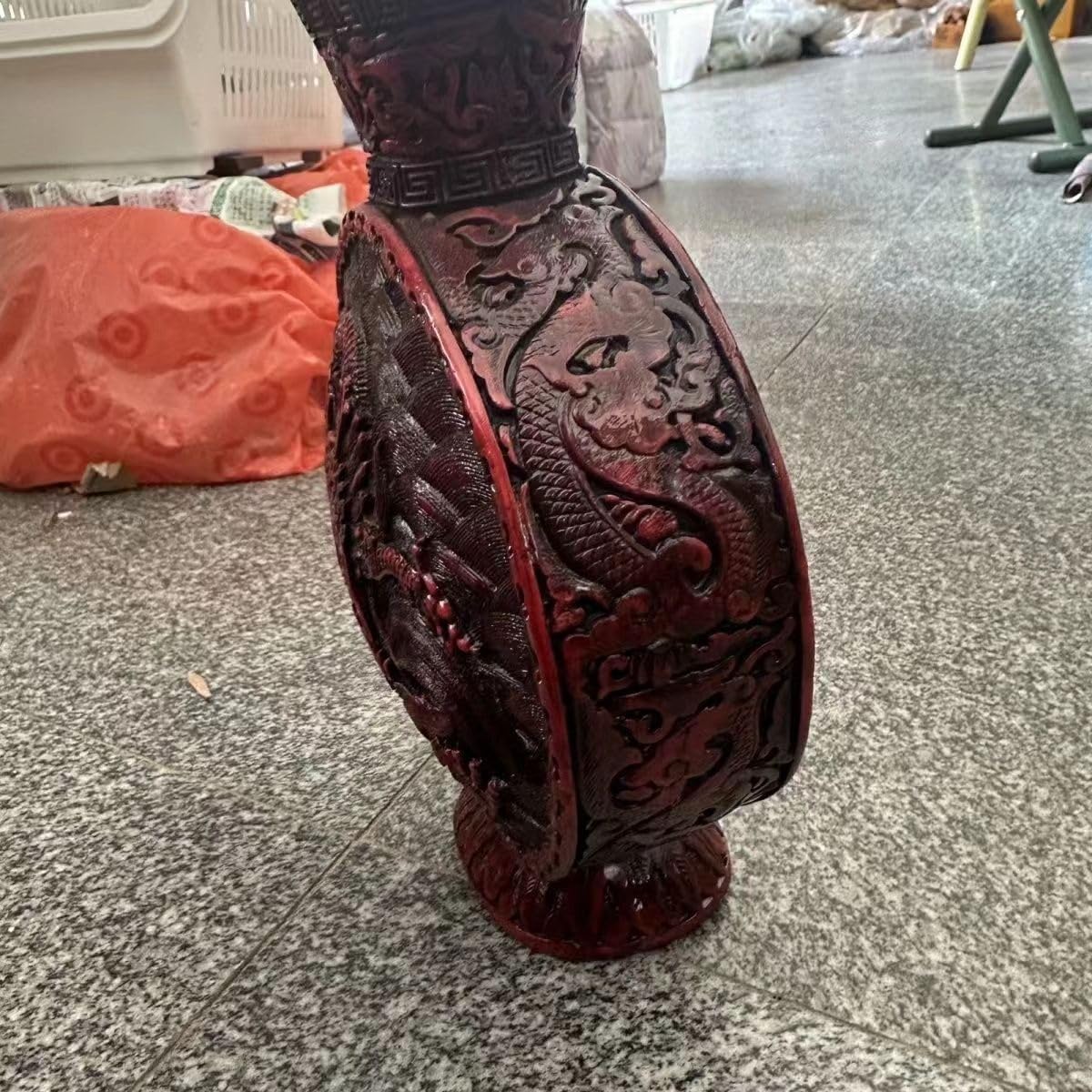 中国美術工芸品 赤漆 彫刻壺 （花瓶） 中国美術工芸品赤漆彫刻壺（花瓶）