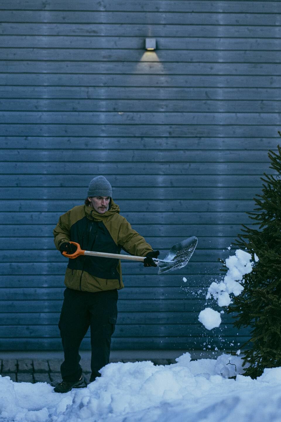 Fiskars Pelle à neige et à grain 31 cm Tête aluminium Manche bouleau Poignée plastique