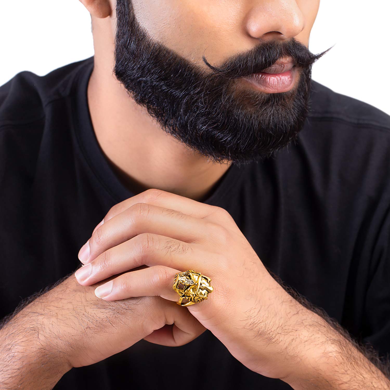 Elegant Gold Ring with Engraved Pattern