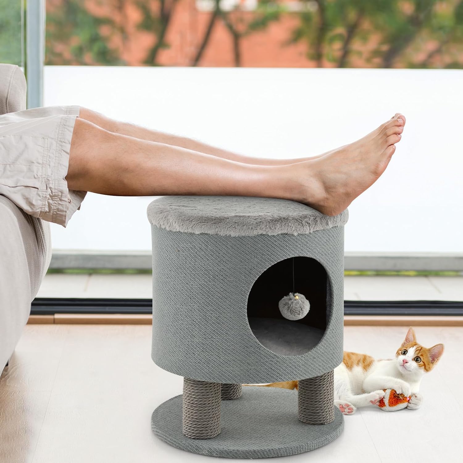 GYMAX Cueva para Gatos, Casa para Gatos con Funda Suave, Bola Colgante y Entrada Redonda, Árbol Rascador Acolchado con 3 Columnas para Rascar, Taburete Soporta hasta 60 kg (Gris)