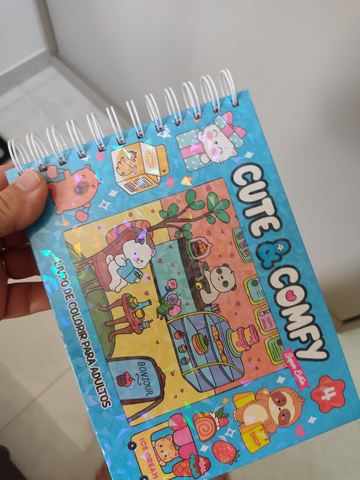 Cute & Comfy Super Extra Edição 04 – Livro de Colorir Adulto – Capa Dura Holográfica