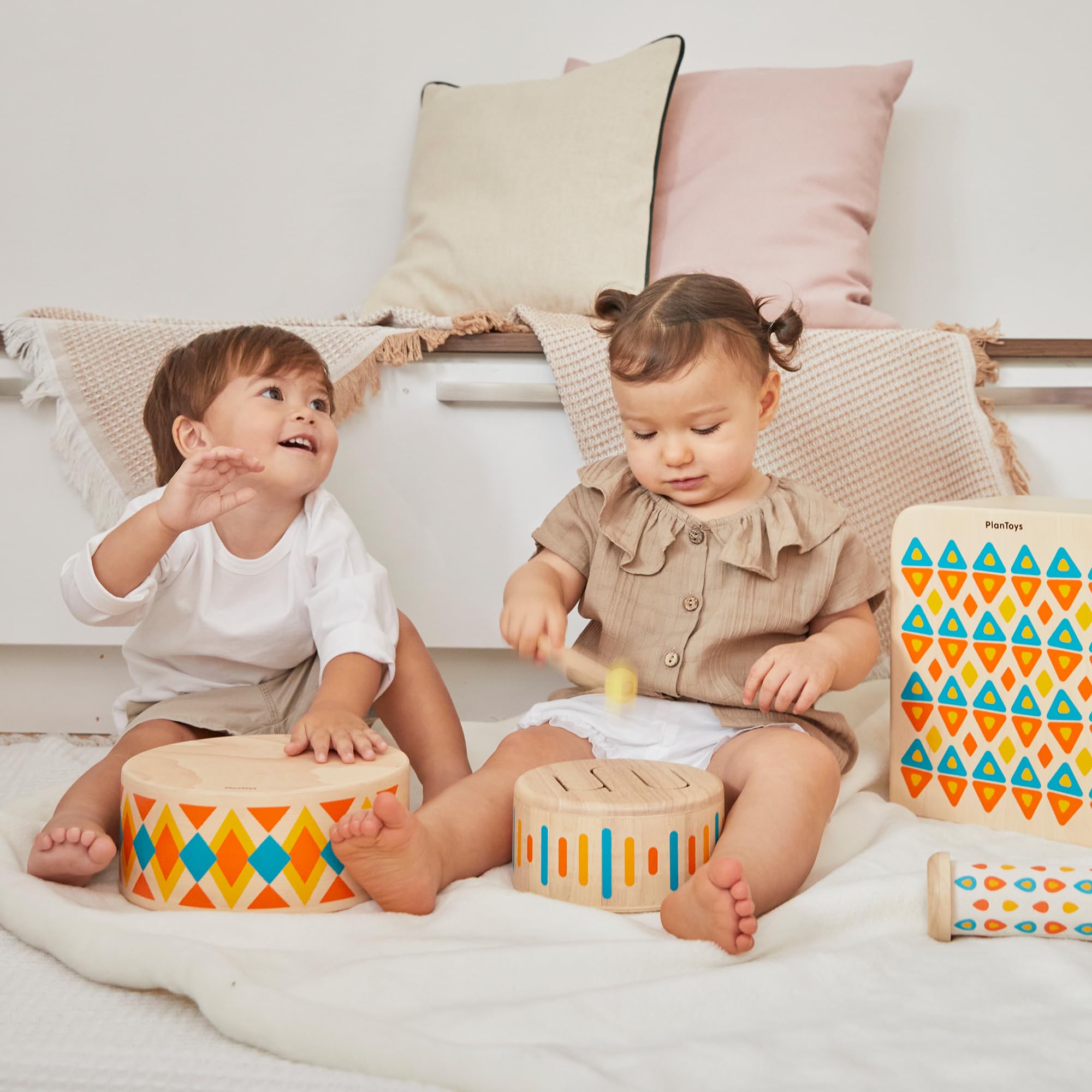 PlanToys Schlagzeug Kinder - Trommel Kinder - Musik Spielzeug ab 1 Jahr - Kindertrommel aus Holz - Kinderschlagzeug inkl. Trommelstock mit Gummikopf -Beige (Beige)