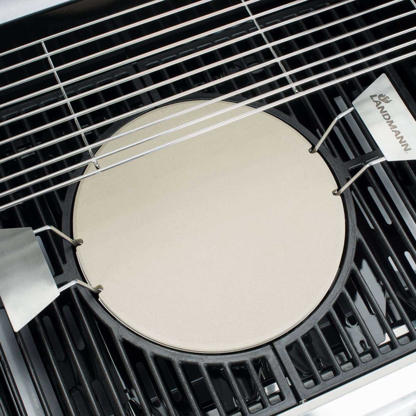 LANDMANN | Pizzastein für Gasgrill | Cordierit | ca. Ø 30,5 cm | Modulus-System | Edelstahl-Griffe | Für Gasgrill, Holzkohlegrill & Backofen geeignet | Zur Zubereitung von Pizza, Flammkuchen & Brot