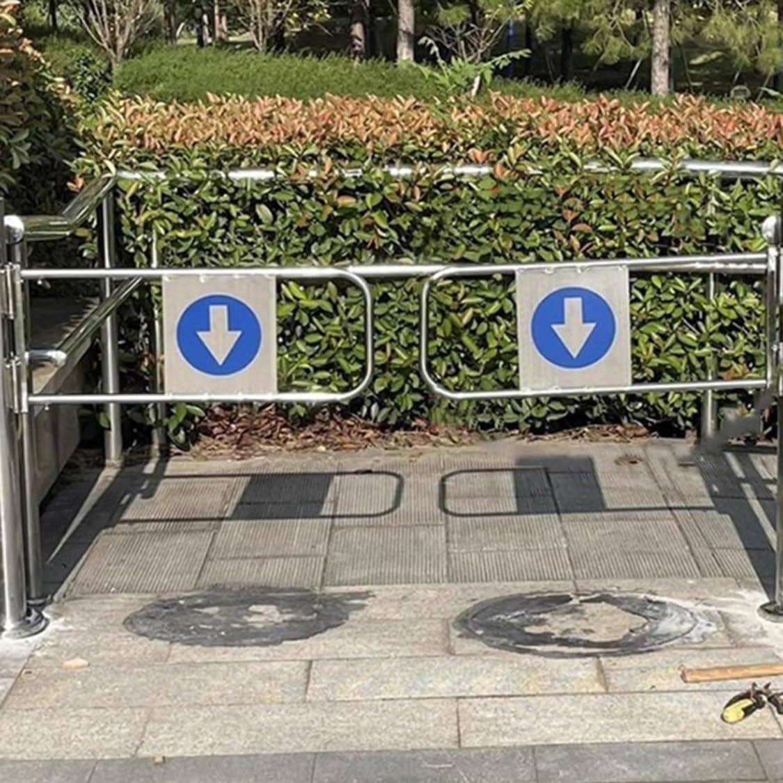 Automatic Metal Swing Gate - 90° One-Way Entrance Door, Ideal for Supermarket Entrances, Durable 100x97cm Design, Secure and Convenient Access Solution