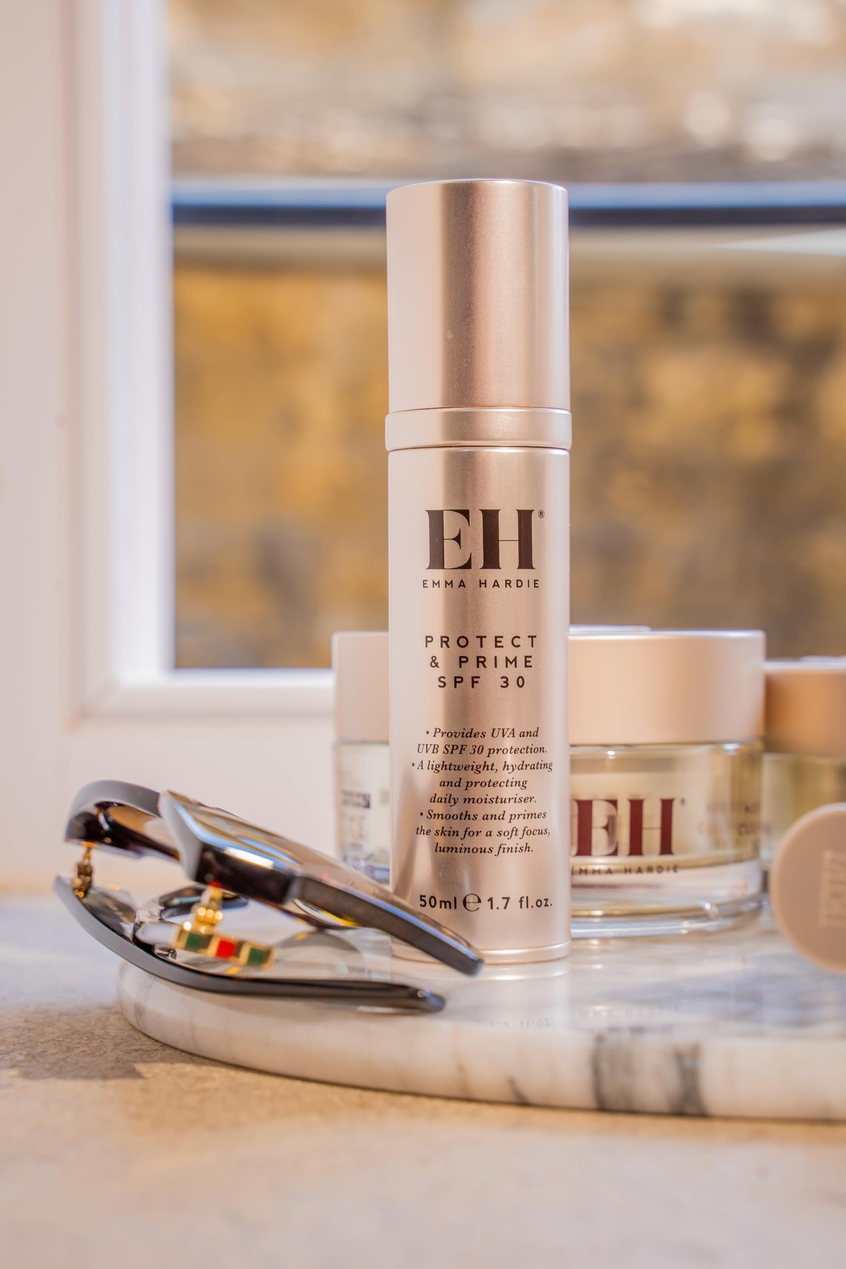 Emma Hardie Protect & Prime 50 ml, Feuchtigkeitsspendende Sonnenschutzcreme (LSF 30) mit Hyaluronsäure, Schützt die Haut vor Schädigender UVA- und UVB-Strahlung, Vegan und Tierversuchsfrei