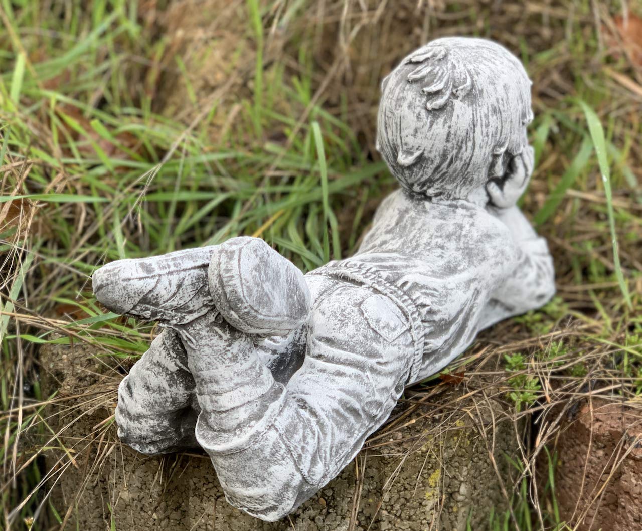 stoneandstyle Steinfigur liegender Junge frostfest wetterfest Steinguss