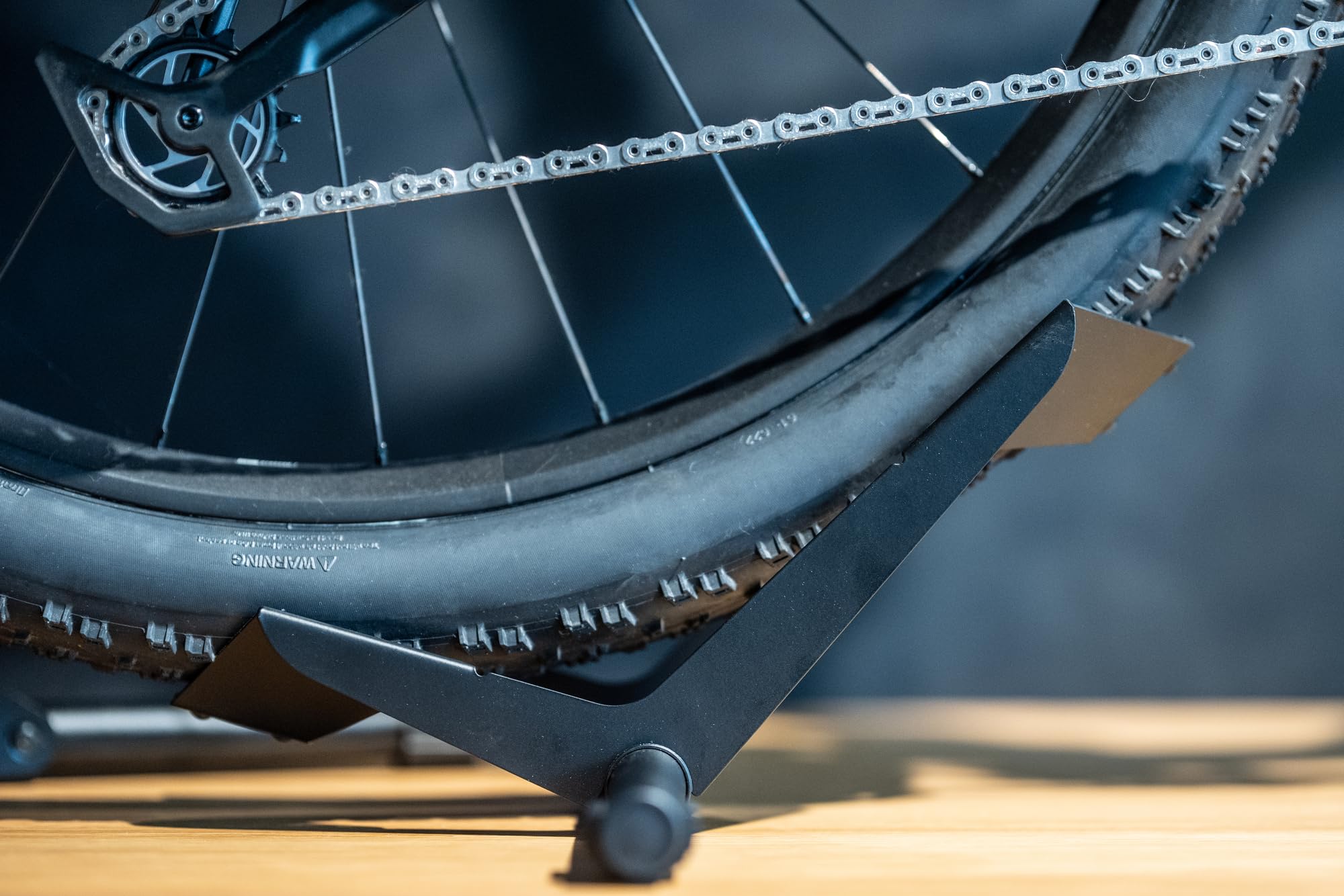 BBB Cycling Stilvoller Fahrrad-Abstellständer für Aufbewahrung und Reparatur Universelle Kompatibilität Robuster Fahrradständer für Rennräder, Citybikes und Mountainbikes SteadyUP BTL-156