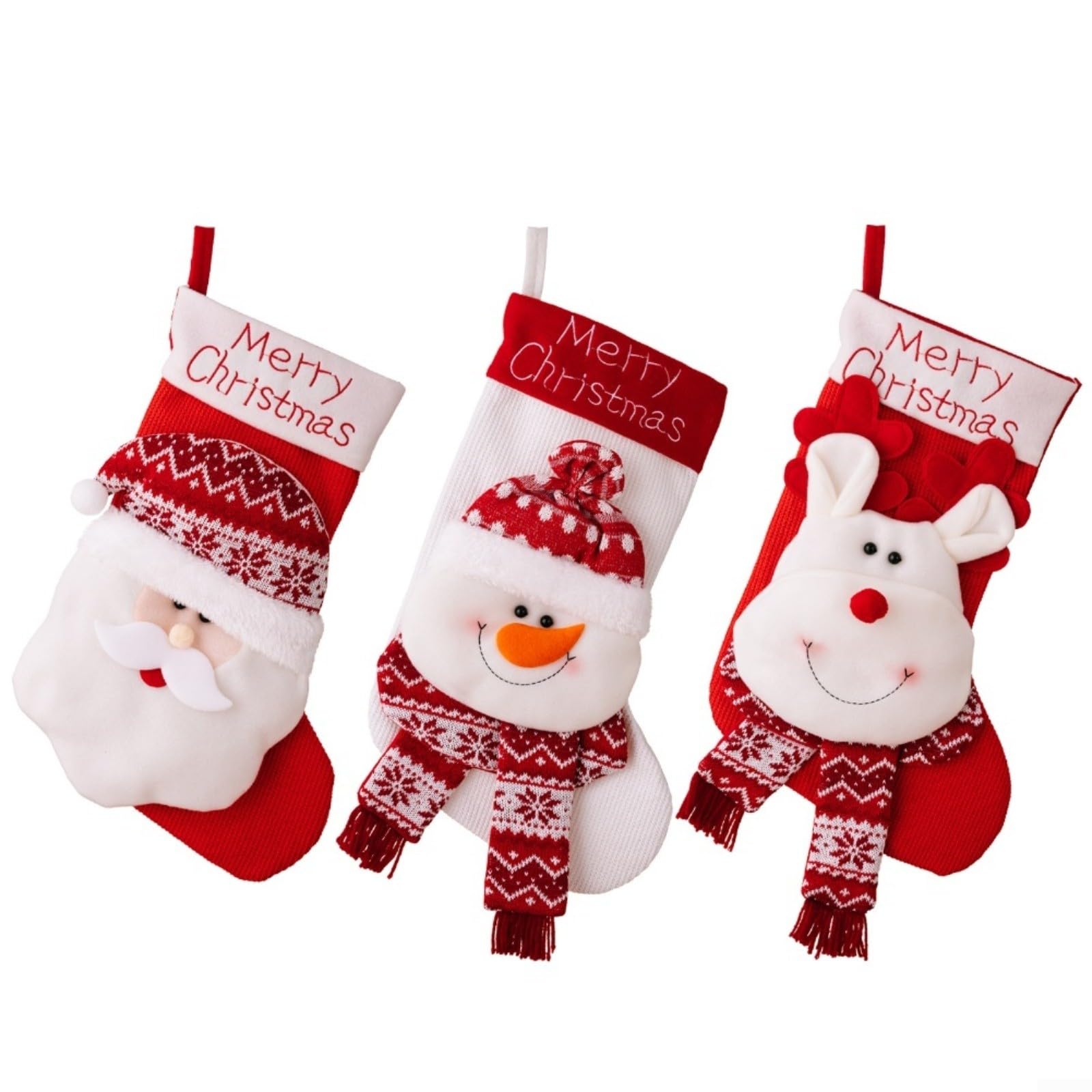 Chaussettes de Noël et décoration de cheminée en famille pour une ambiance de fête réussie