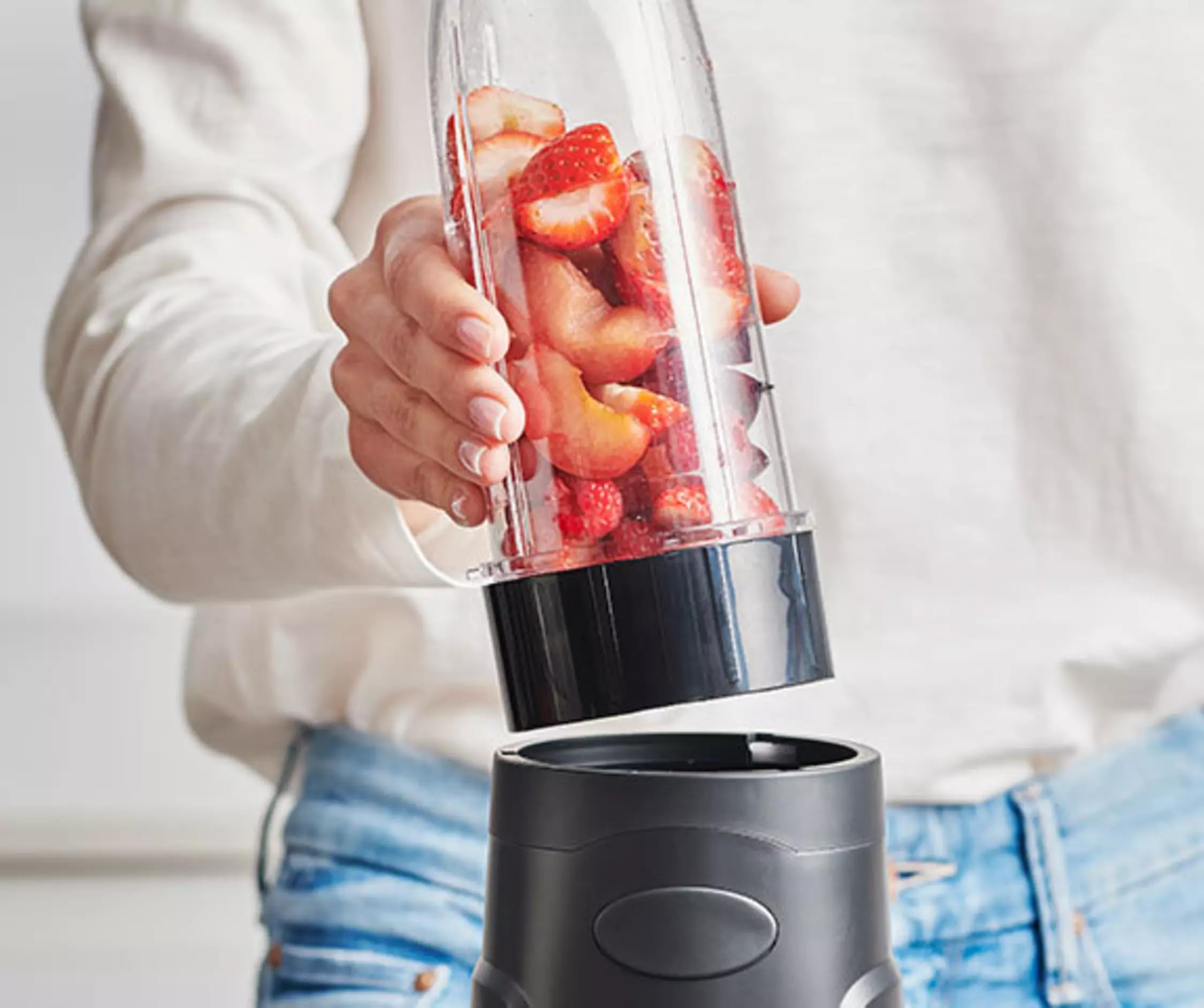 Betty Bossi - MixFIT Smoothie Maker 25999 – Leistungsstarker Mixer für Smoothies, Shakes und Säfte – Kompakt, einfach zu bedienen, mit To-Go Becher – Perfekt für gesunde Ernährung