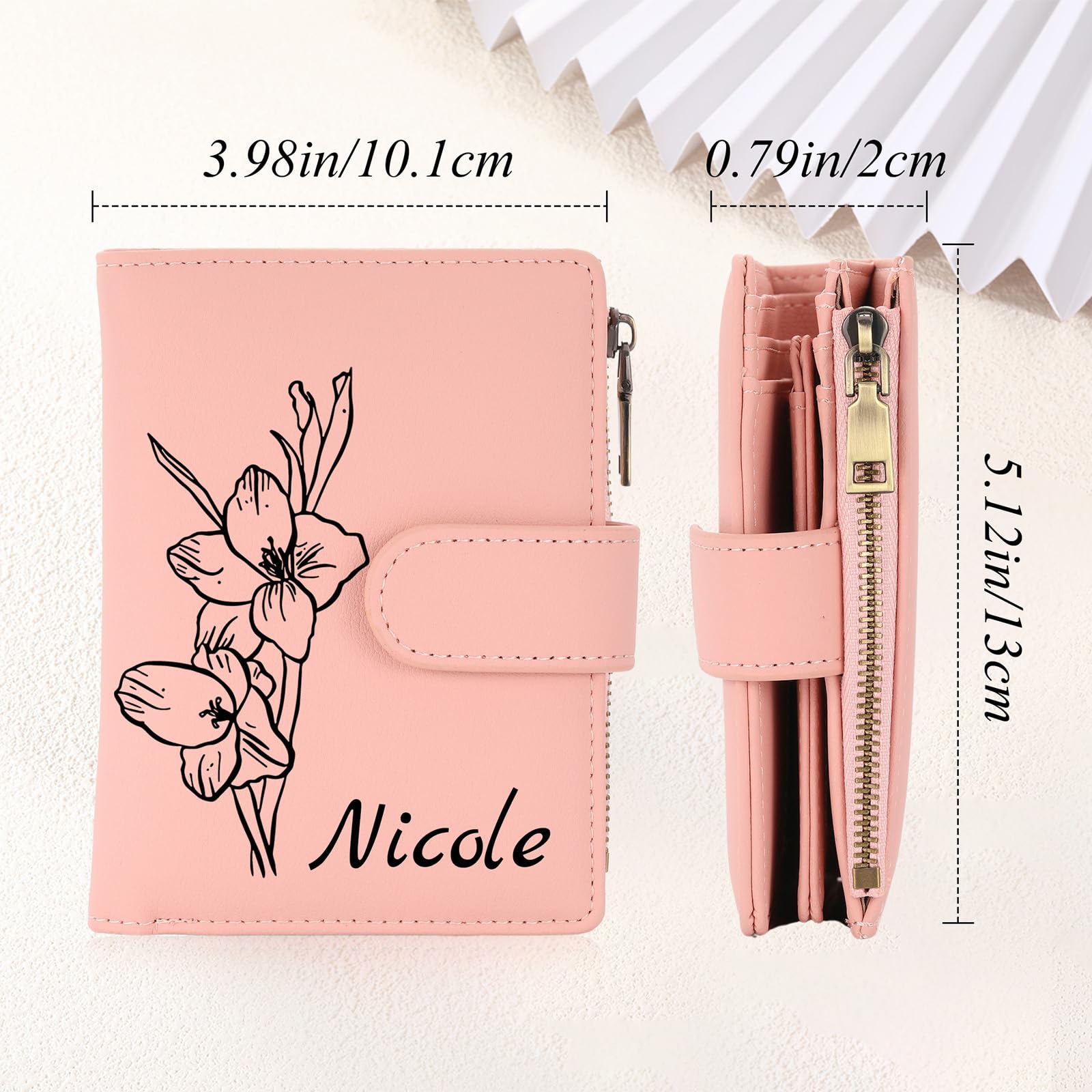 INBLUE Personalizado Cuero Monedero para Mujer Flor de Nacimiento con Nombre Cartera Pequeño Billetera Plegable Triple con Muñequera Regalo Personalizado para Dia de la Madre 02 - Rosa