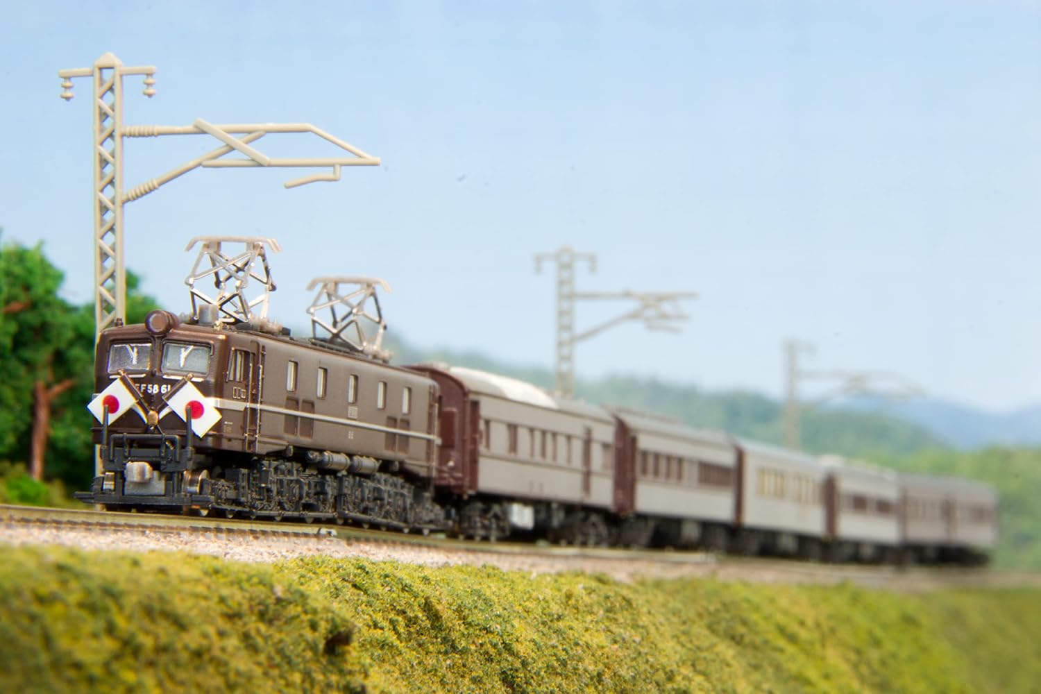 Rokuhan T039-1 Z Gauge EF58 Type 61 Model Railway Electric Locomotive
