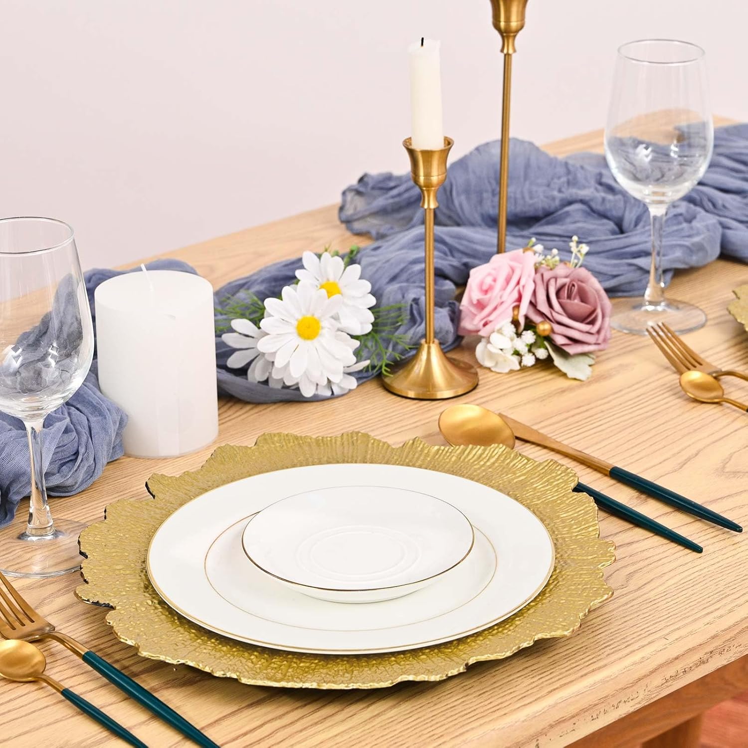 Pesonlook 24Pcs Gold Charger Plates Round 13inch, Reef Plate Chargers for Dinner, Bulk Plastic Floral Table Charger Plates for Dinner Wedding Party Event Table Setting Decoration(Gold)