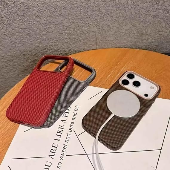 iPhone 17 Pro Max ile Uyumlu Karbon Fiber Desenli Premium Kılıf Kevlar Kenar İnce ve Hafif Tasarım Kablosuz Şarj ve MagSafe ile uyumlu Telefon Kılıfı Kahverengi