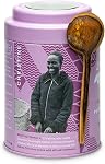 JusTea PURPLE JASMINE | Tea purple feuille libre en étain avec cuillère à thé sculptée à la main 40+ Coupes (90g) | Faible caféine , Prix-gagnant , Commerce équitable , Non-OGM