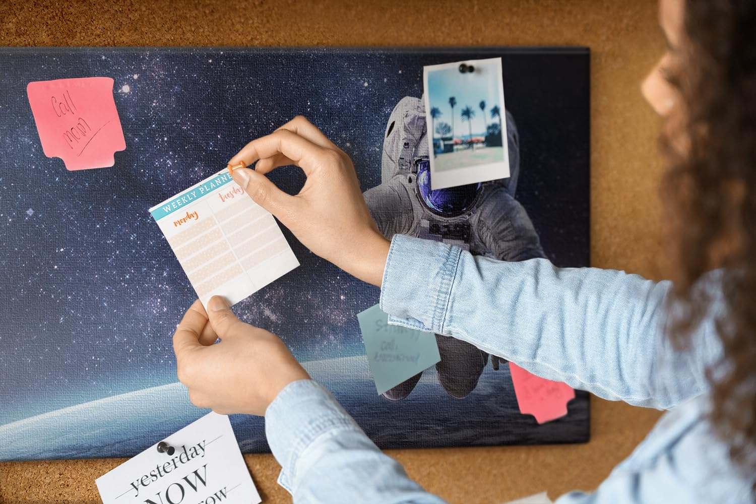 Wandtafel aus Kork inkl. Pinnnadeln | Übersichtliches Board für Büro, Schule, Zuhause | Organisation von Notizen, Erinnerungen, Terminen, Fotos, Ideen 60x40 - bunt - Astronaut