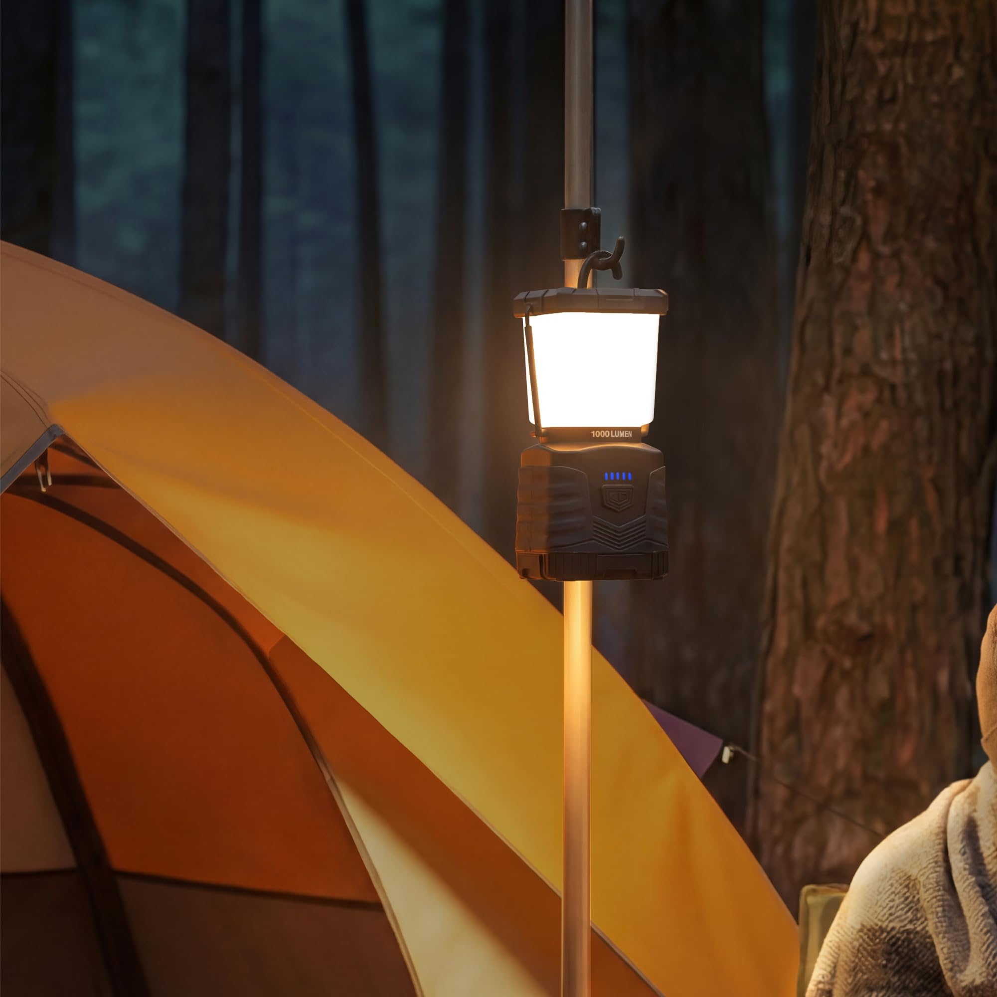 Amazon Basics Lanterna da Campeggio LED con 4 Modalità di Illuminazione - Luce Portatile 1000 Lumen con Illuminazione a 360° - Lanterna Resistente all'Acqua - Batterie Non Incluse - Nero