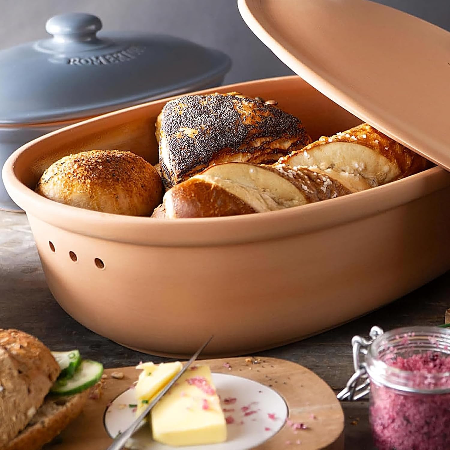 Römertopf Brottopf MAXI Terrakotta – 6,5 L Aufbewahrungsbehälter aus atmungsaktivem Naturton – Brotbox oval mit Deckel – luftdurchlässig & spülmaschinengeeignet