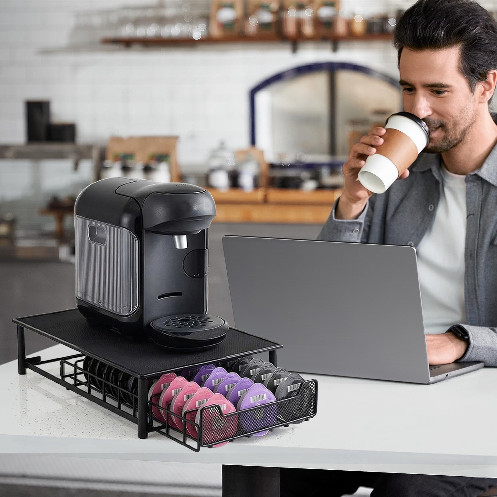 Kapselhalter & Kaffeemaschinen-Untersatz mit Schublade - Metall Organizer für 40-60 Kaffeepads - Platzsparender Ständer für Toaster, Monitor oder Drucker - Schwarz, 42 x 28 x 9,5 cm