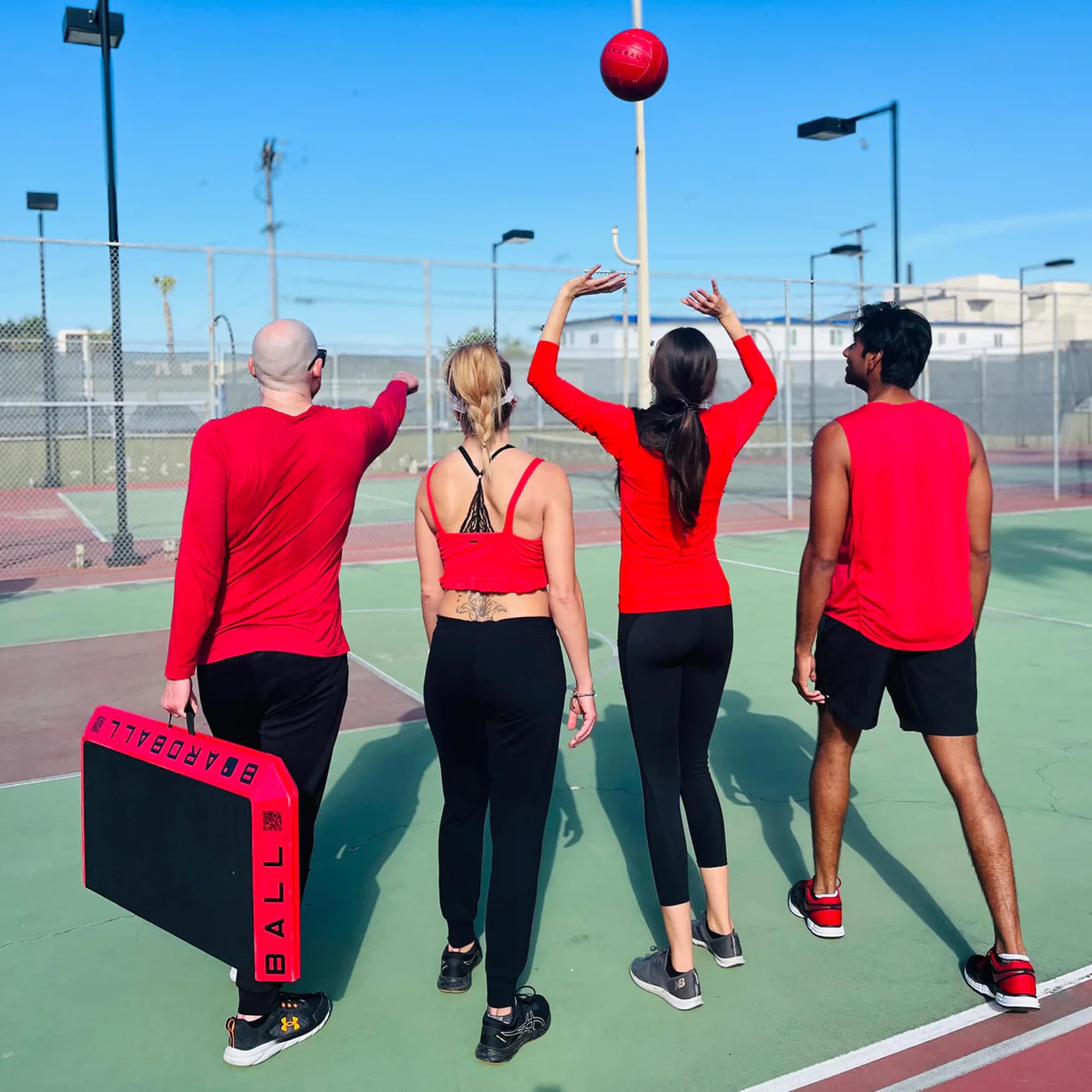 Boardball Juego de mesa de voleibol portátil deportivo, juego para interiores y exteriores con tablero de superficie superior de goma, pelota de tamaño completo y bomba de mano, rojo/negro