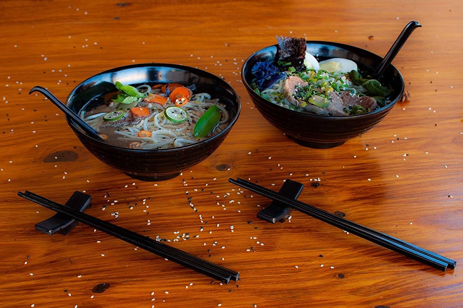 Juego de 2 tazones para Ramen, Estilo asiático japonés, con cucharas y Palillos, de melamina de Calidad de Restaurante, Ideal para pho, Fideos, Udon y Cualquier Otra Comida tailandesa. Ideales para s