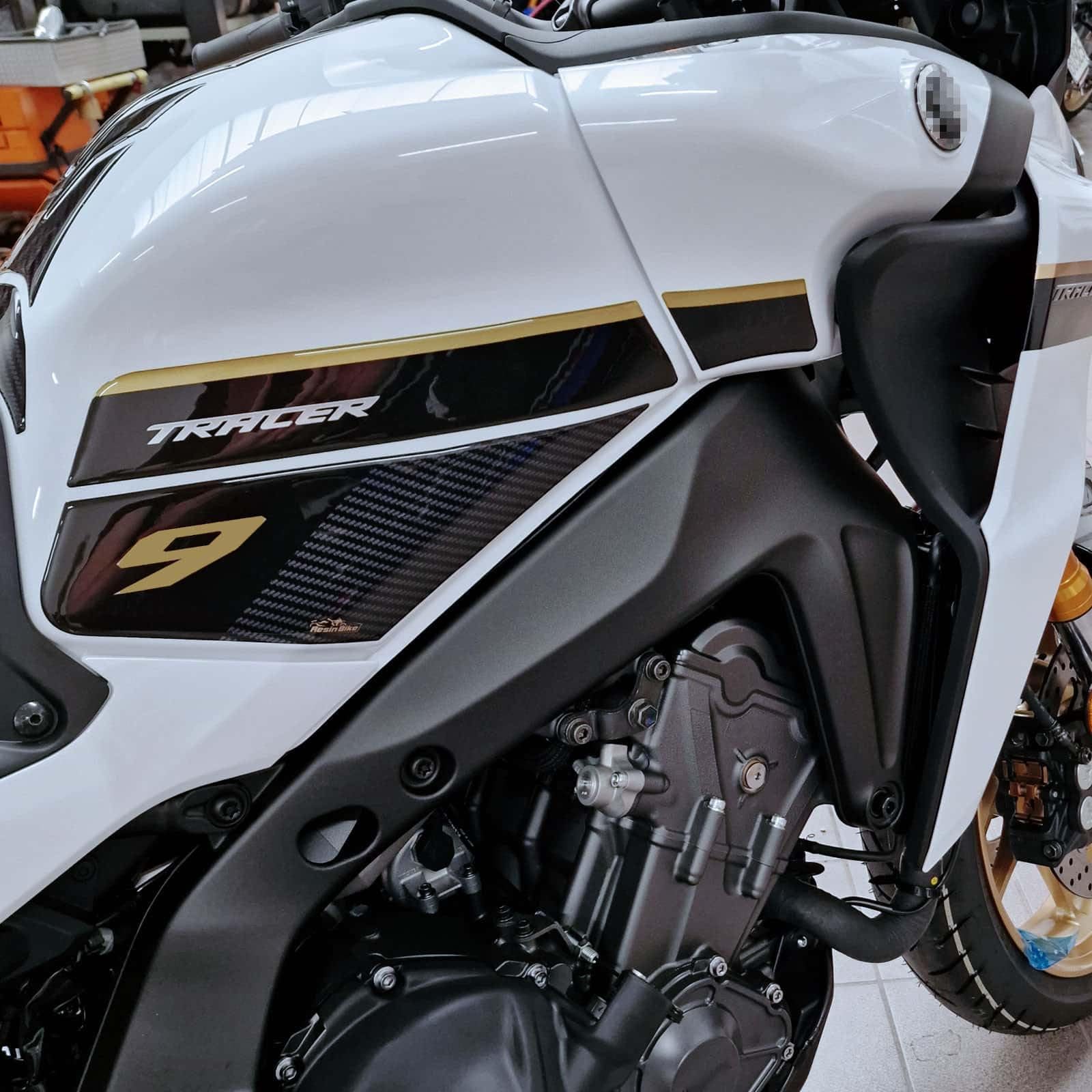 Resin Bike Aufkleber Motorrad Kompatibel Mit Yamaha Tracer 9 2021-2026. Schutz Seitenlichter Tank Motorrad. Aufkleber 3D mit Harz Beschichtet Gold für Midnight Black 2023