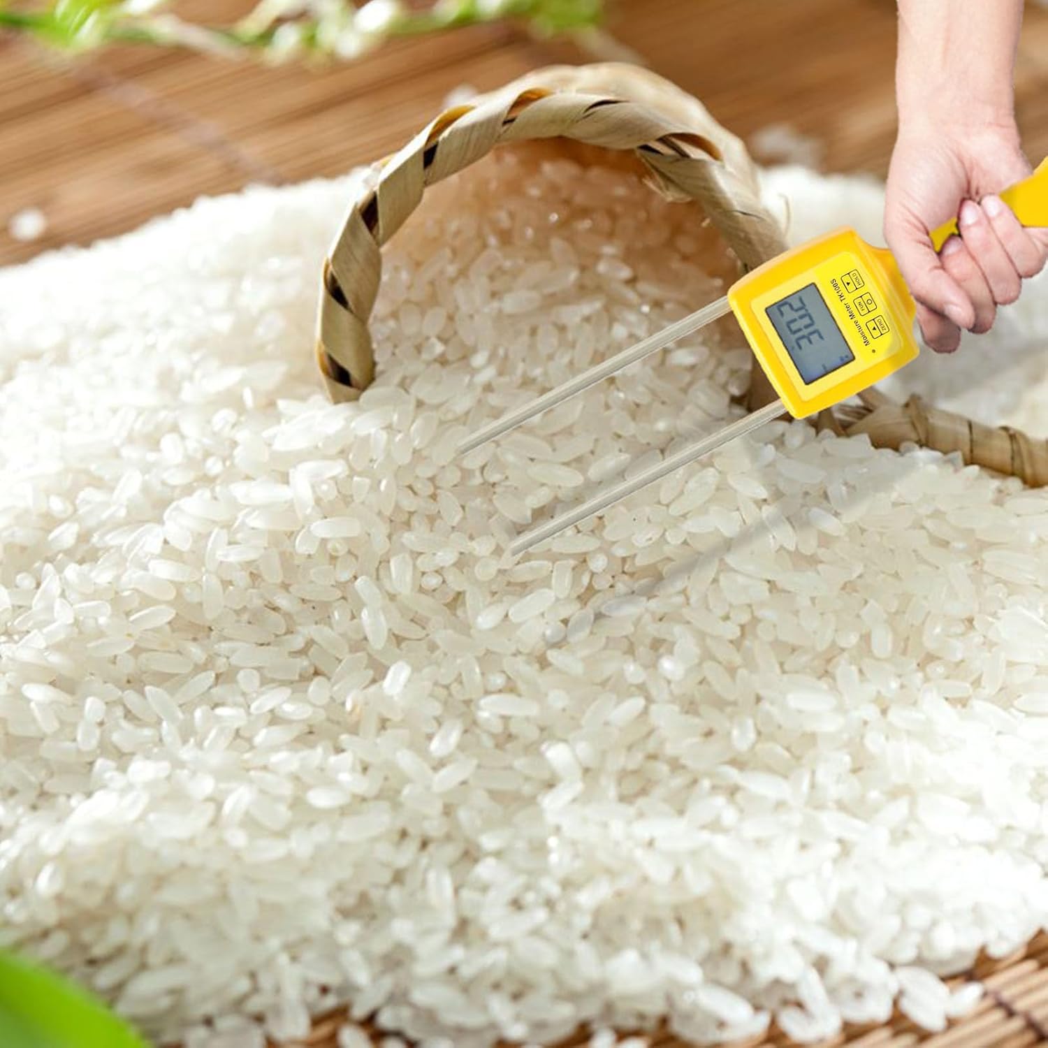 Hay Humidity Tester, Backlit Digital LCD Display Portable Hay Bale Water Content Meter with Probe, Portable Hay Humidity Meter for Straw Rice Forage Grass, Improved Hay Quality