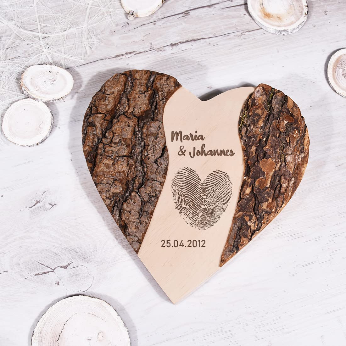 Herz Baumscheibe mit personalisierter Gravur - aus Echtholz gefertigt - DIY Dekoartikel - Wand-Dekoration - Geschenk für Paare - Hochzeitsgeschenk - Jahrestag und Verlobung - Frauengeschenk