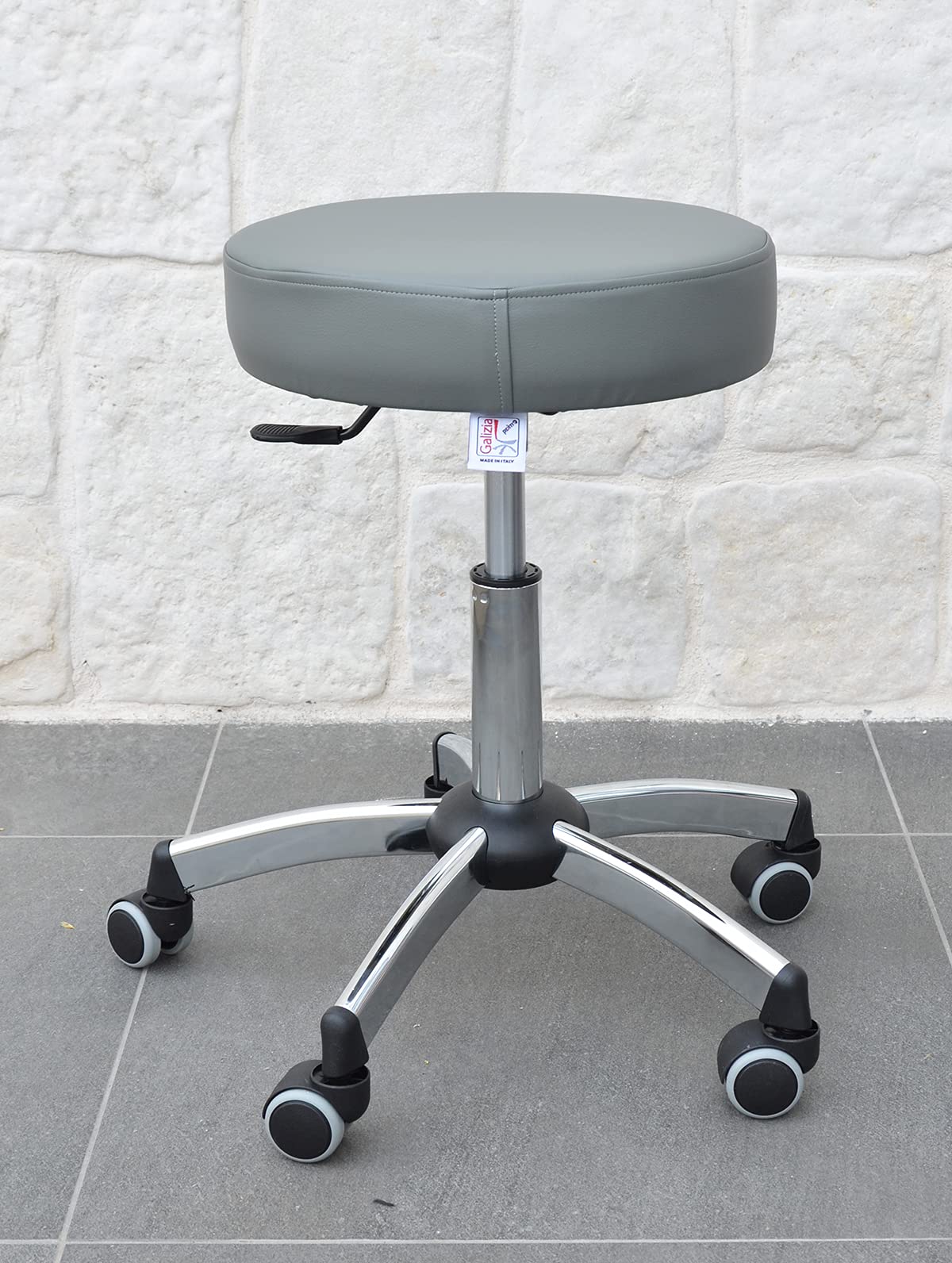 GALIZIA Prjme Sgabello Girevole Centro ESTETICO, STUDIO MEDICO, DENTISTICO E PODOLOGO, Base con Ruote, Regolabile in Altezza con LEVETTA A Gas, Rivestimento in ECOPELLE LAVABILE 100% (GRIGIO)
