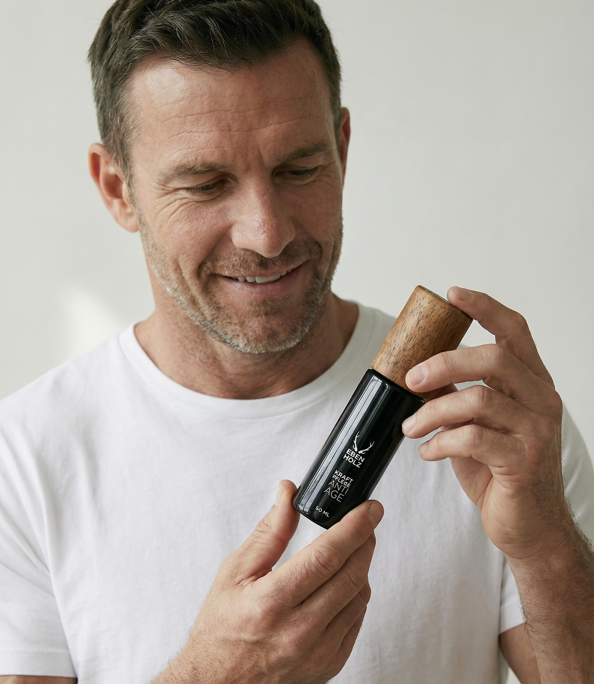 EBENHOLZ skincare Gesichtscreme AntiAge Männer, Hyaluron & Vitamin E, 90 ml | Anti-Age Pflege für Männer mit Hyaluron & Vitamin E. Glättet Linien, stärkt Haut & verfeinert Poren.