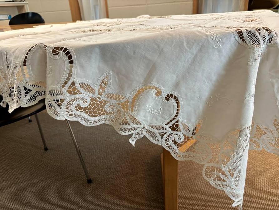 近沢レース　刺繍テーブルクロス　235cmx265cm 未使用　圧巻の美しさ 近沢レース 刺繍テーブルクロス 235cmx265cm 未使用 圧巻の美しさ