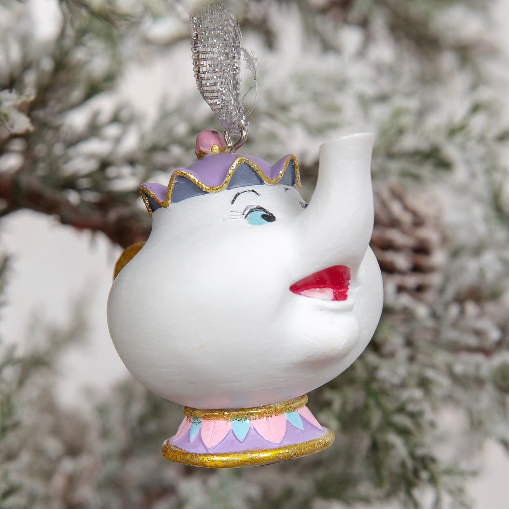 Disney - Set di 4 decorazioni appese in resina de La Bella e la Bestia - Cogsworth, Chip, Lumière e Mrs Potts - Ornamenti glitterati per albero di Natale - Articoli per la casa e regali con licenza.