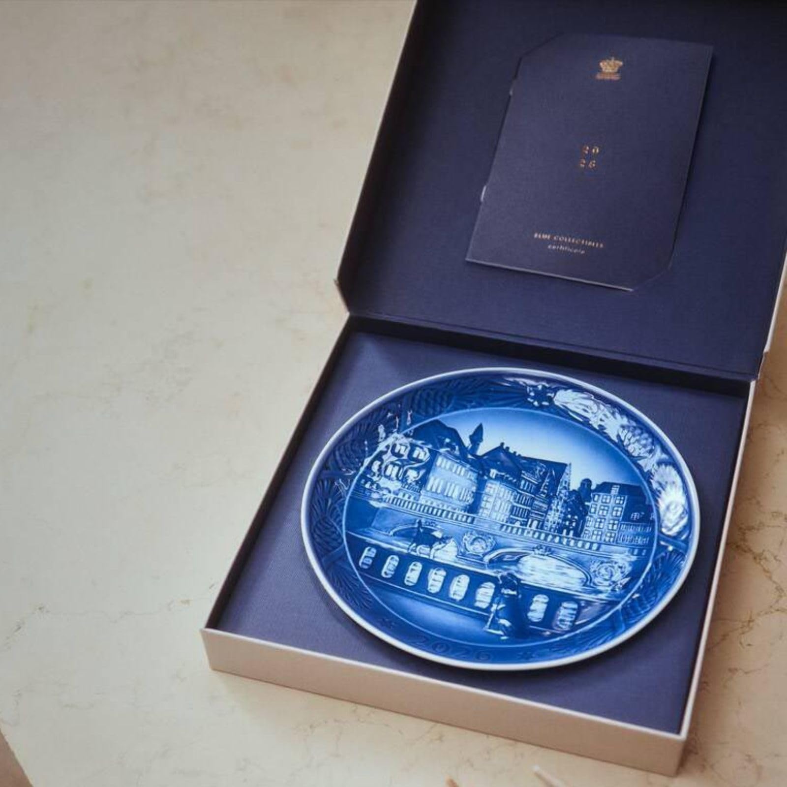 Royal Copenhagen Orecchini, edizione 2026, blu da collezione, The Marble Bridge, diametro ca. 7,1 pollici (18 cm)