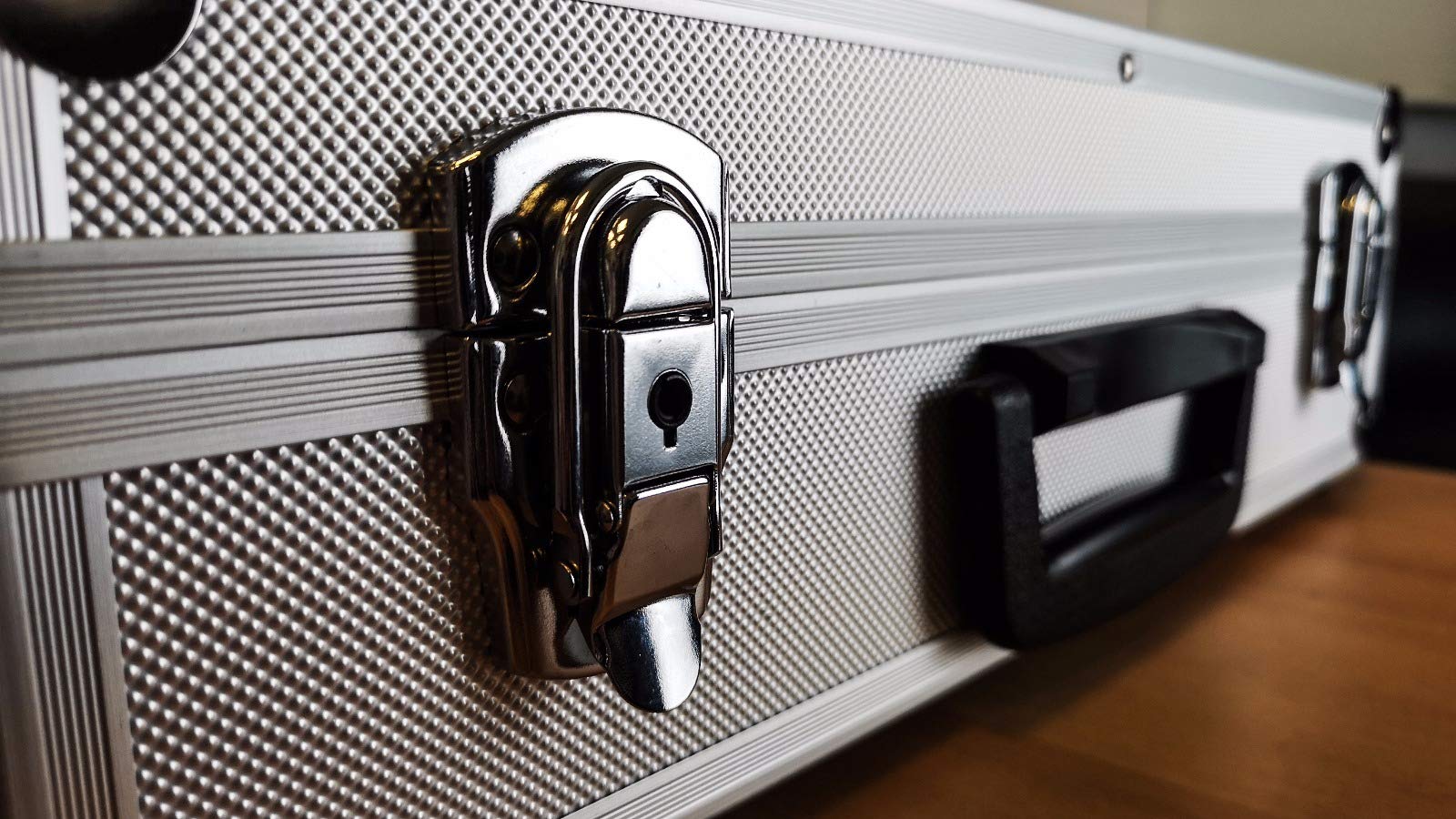 Transport-Koffer in silber mit Aluminiumrahmen für Werkzeuge, Kamera, Messgeräte | Schaumstoff-Auskleidung | 10kg belastbar | 440x300x130mm