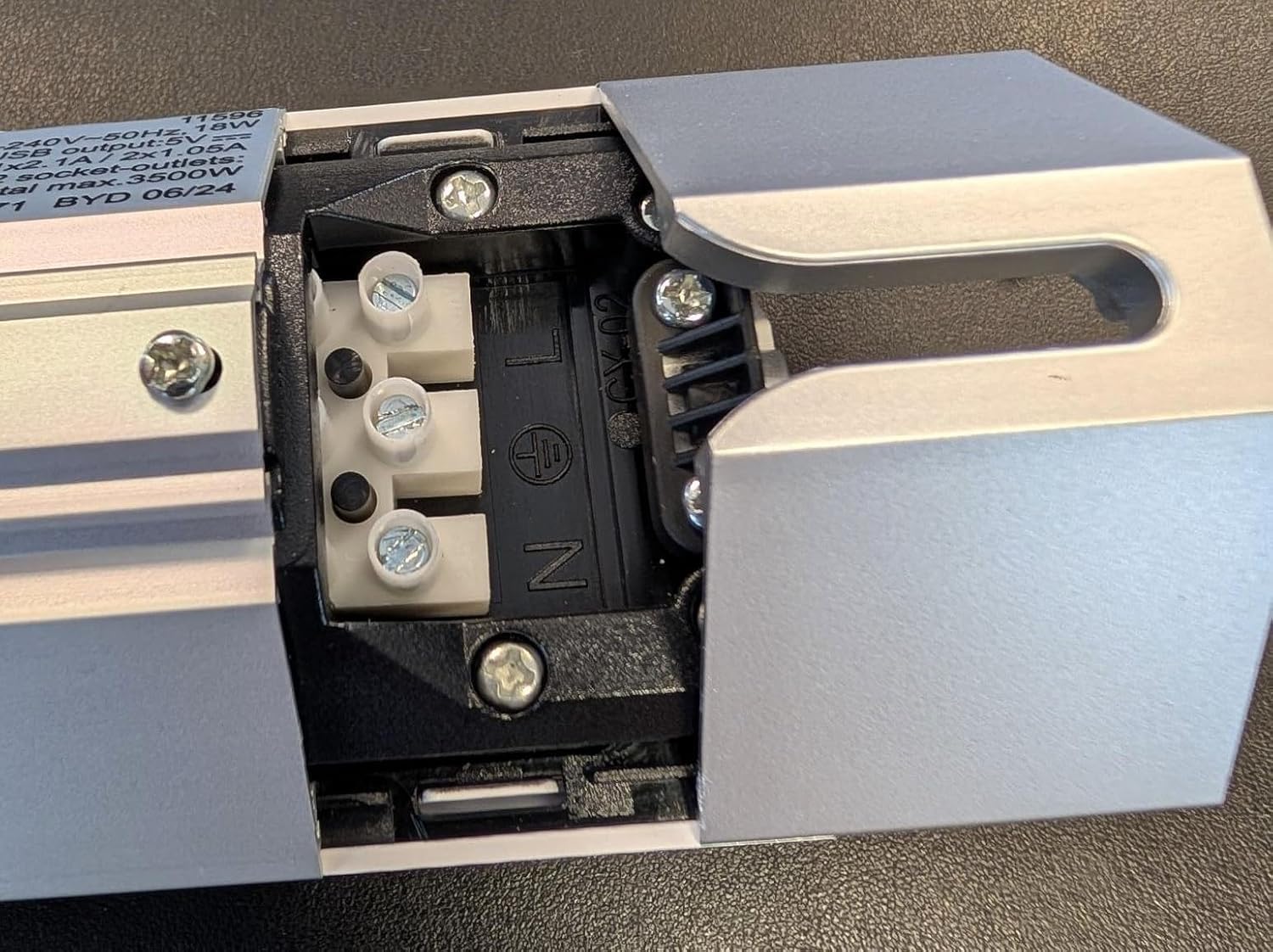 BOLD LED Küchen-Unterbauleuchte - Unterschrank-Leuchte mit 2 Steckdosen | Lichtleiste 18W, 1500lm, 4000k Neutralweiß, 80cm Länge, 2 USB-A Ports, IP20, ideal für Werkstatt, Bad & Schreibtisch