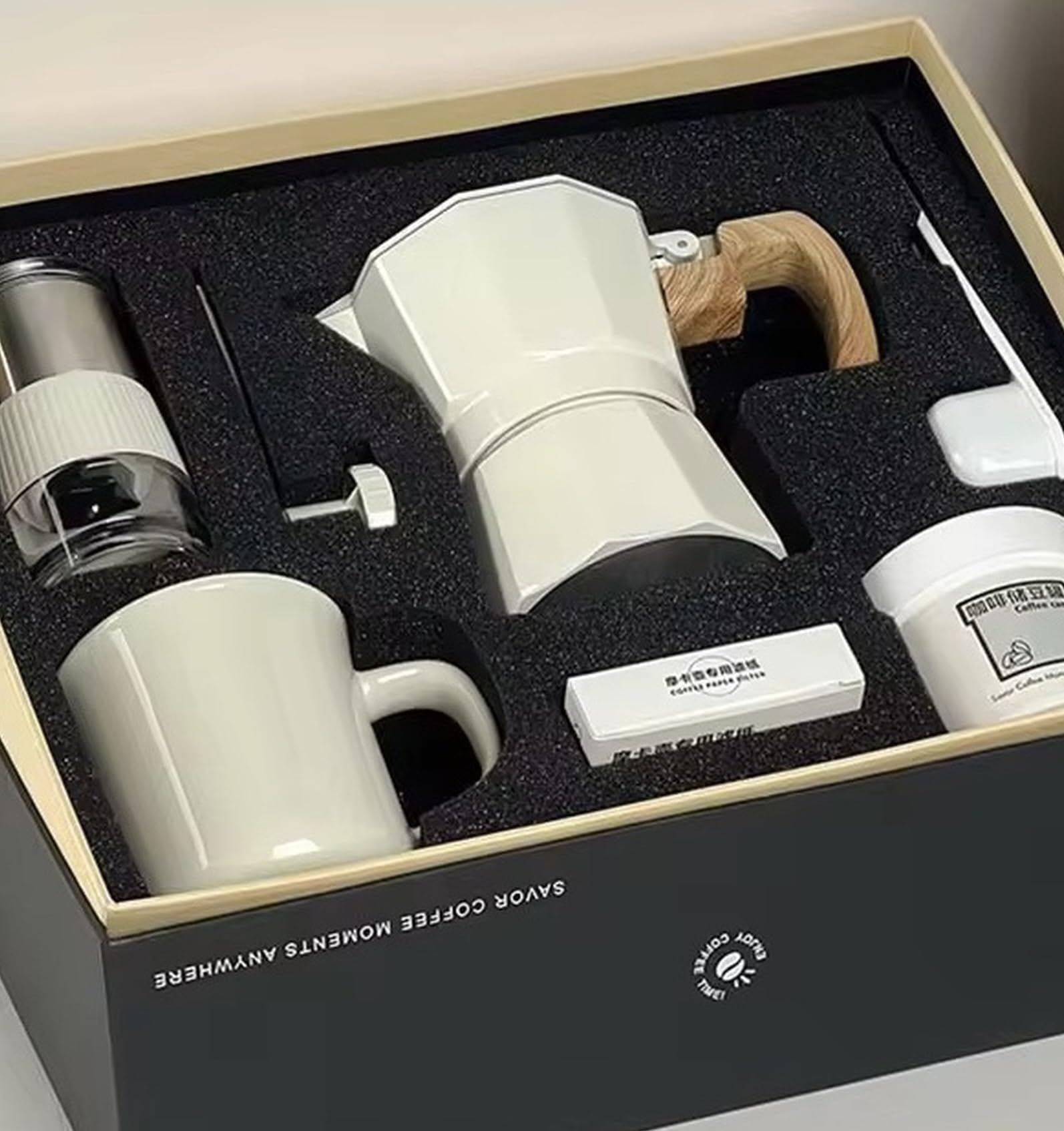 Decana Cafetière à moka 6 tasses – Cafetière à expresso 6 pièces avec moulin à café manuel, tasse en céramique, pot de rangement, filtres et brosse – Coffret cadeau pour les amateurs de café