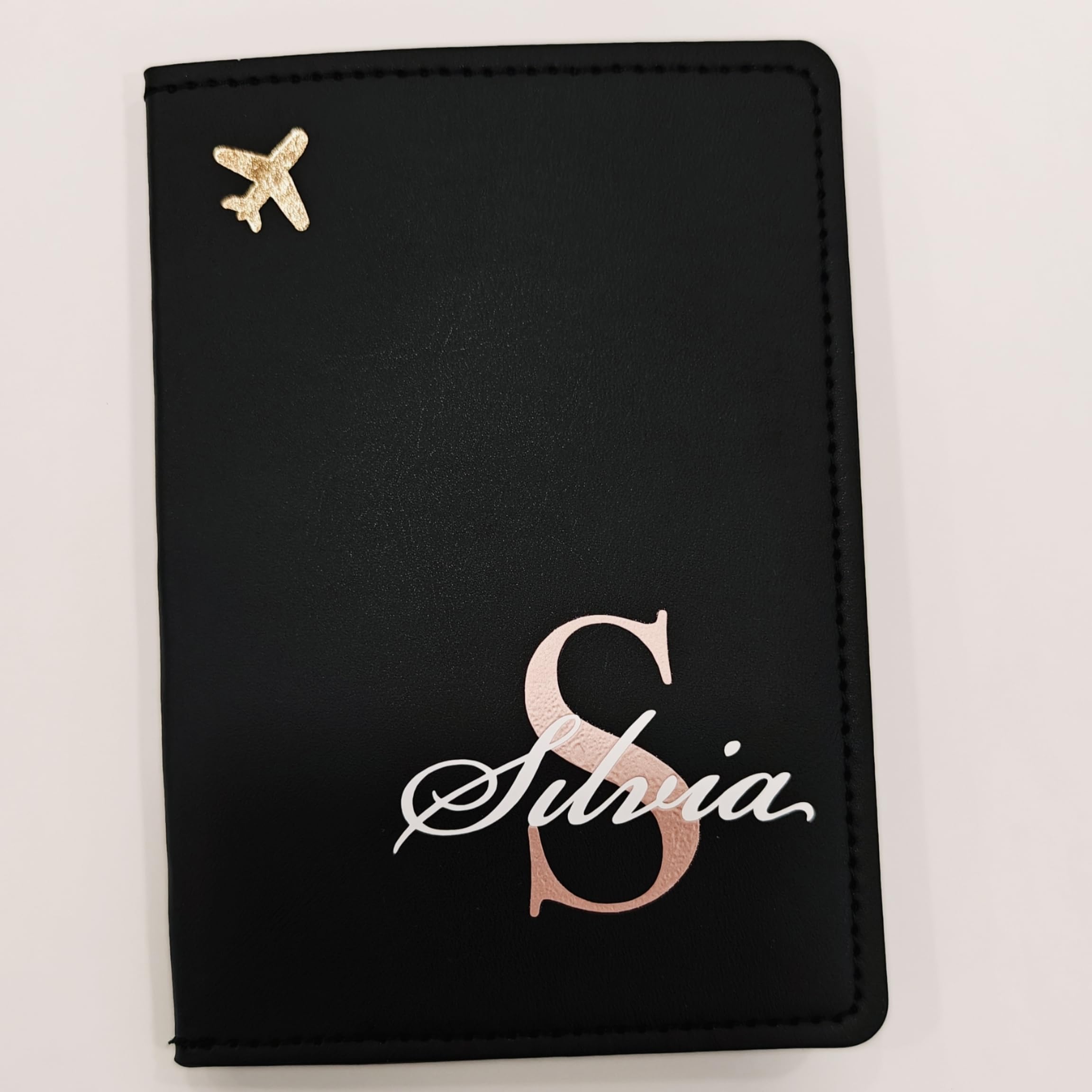 Custodia Passaporto in Similpelle Personalizzabile con nome o sigle– Porta documenti da Viaggio – Protezione Elegante – Regalo viaggiatori, Amico, Amica, Fratello, Sorella (Verde)